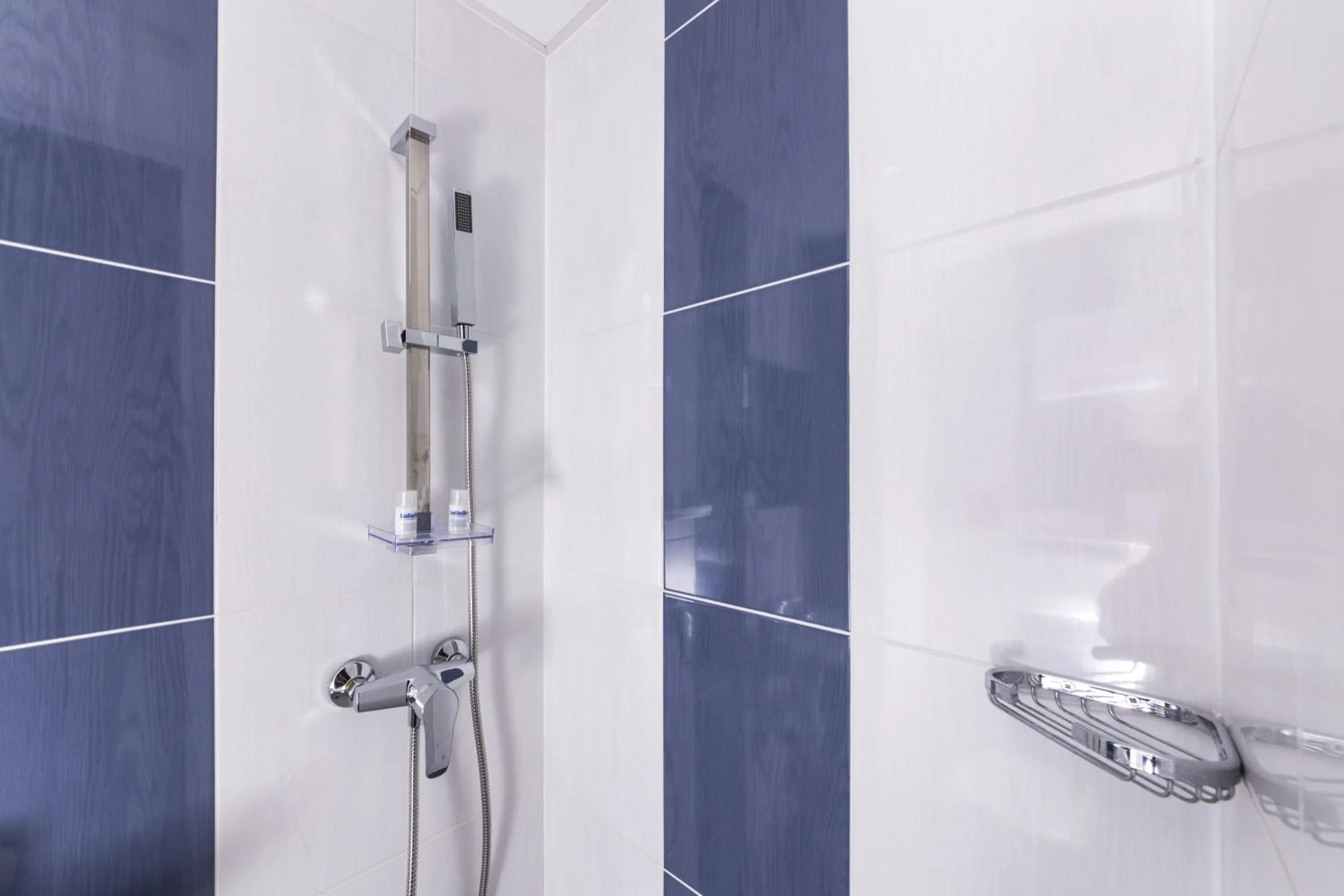 Shower in initial by balladins Saint-Quentin / Gauchy