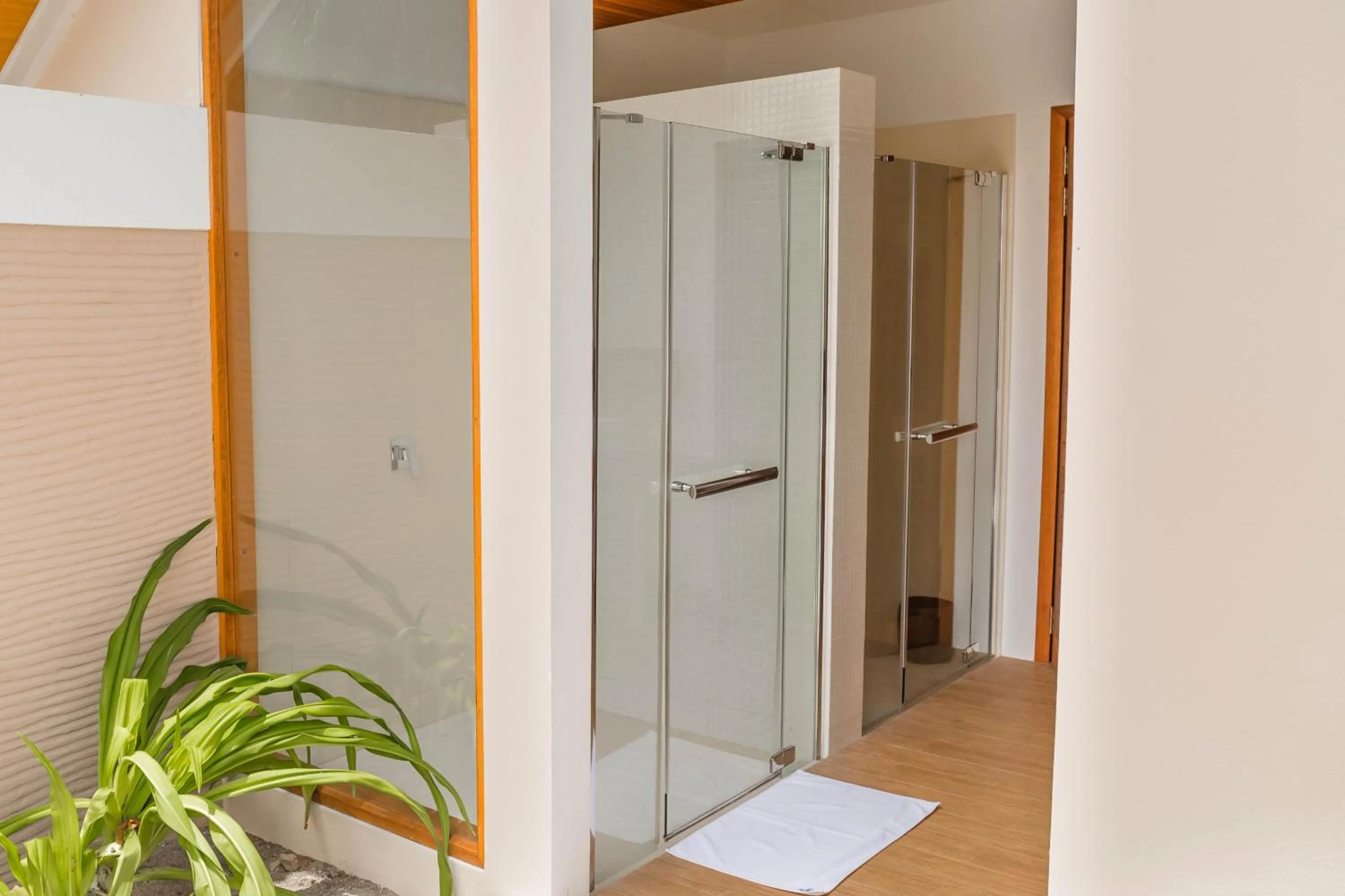 Shower in Kudafushi Resort & Spa