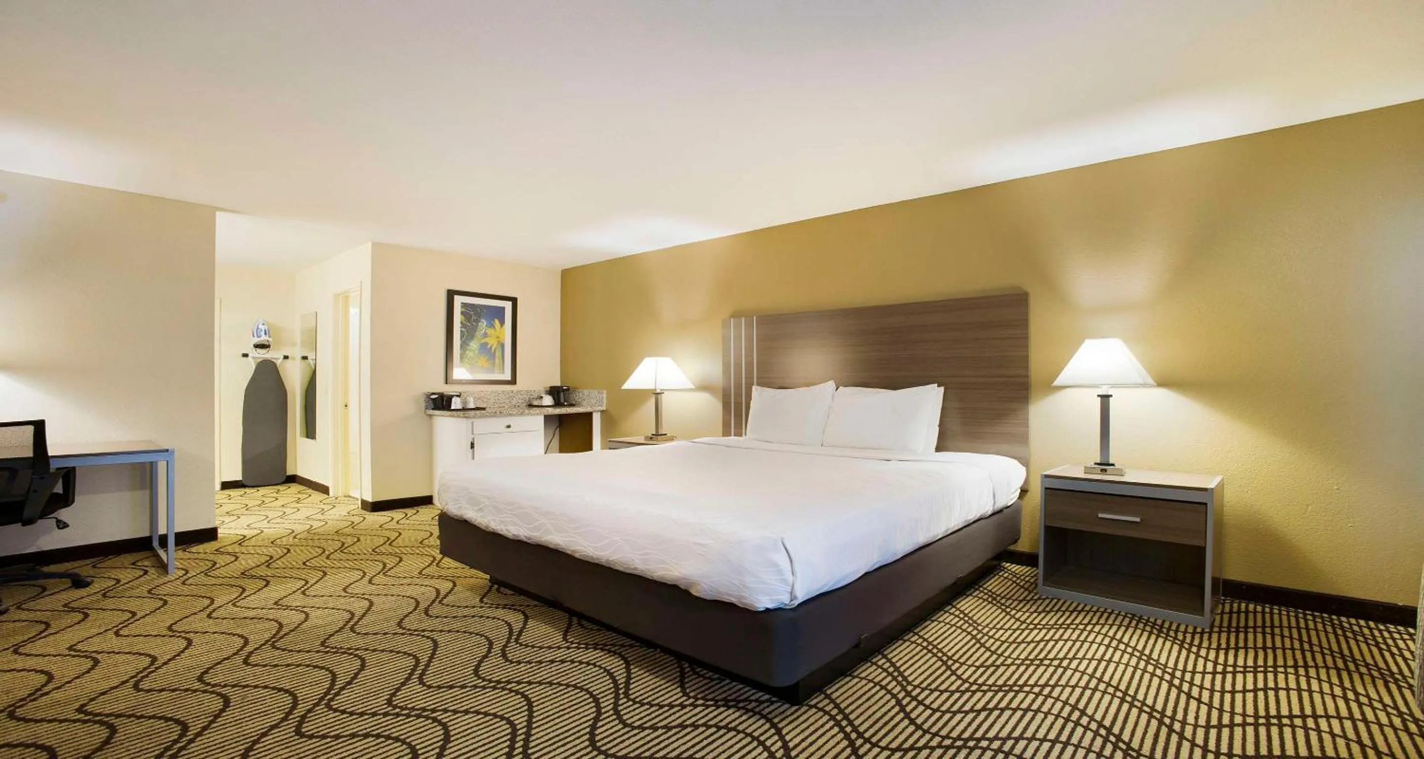 Bedroom, Bed in SureStay Plus Hotel by Best Western Sacramento North