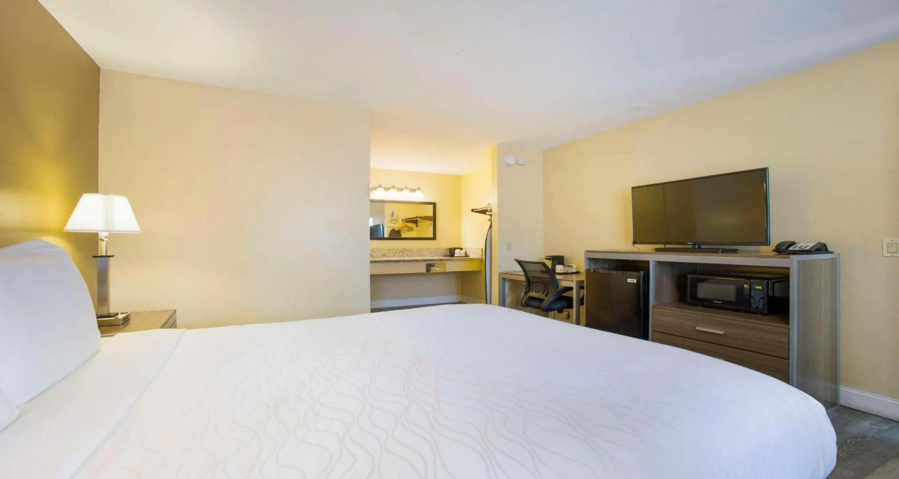 Bedroom, Bed in SureStay Plus Hotel by Best Western Sacramento North