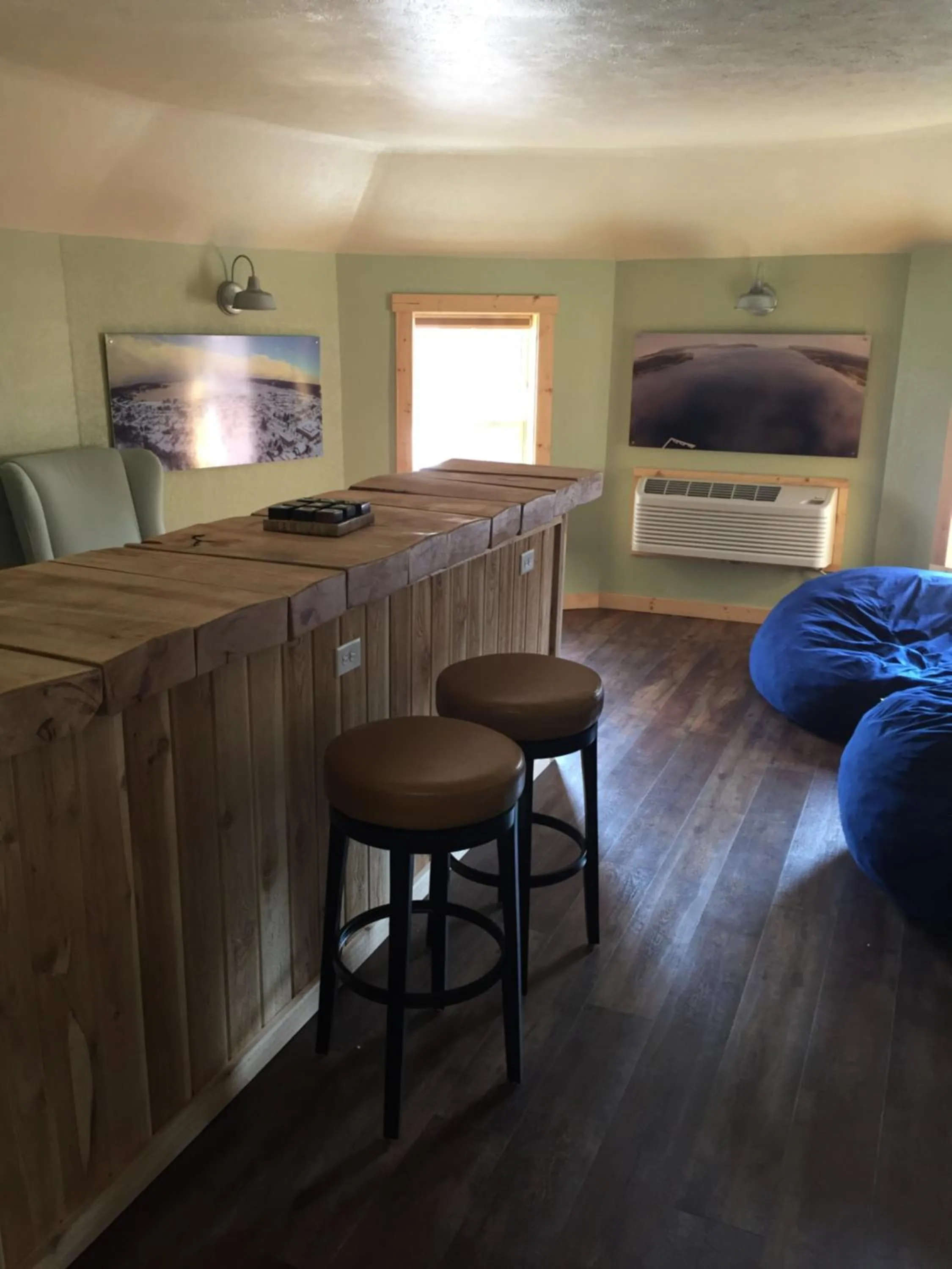 Living room in Roam Inn