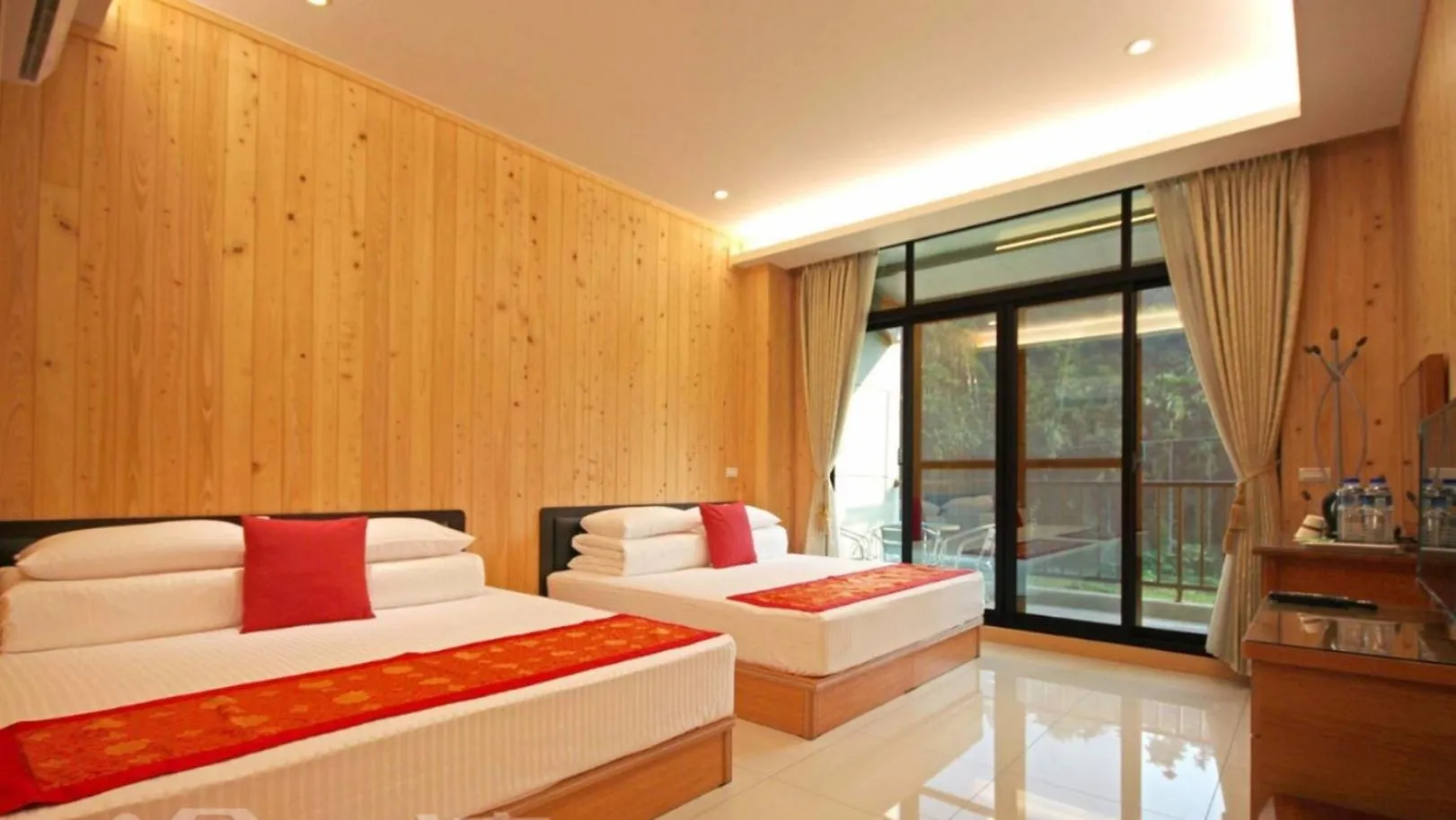 Double or Twin Room with Balcony in Qian's Garden Inn