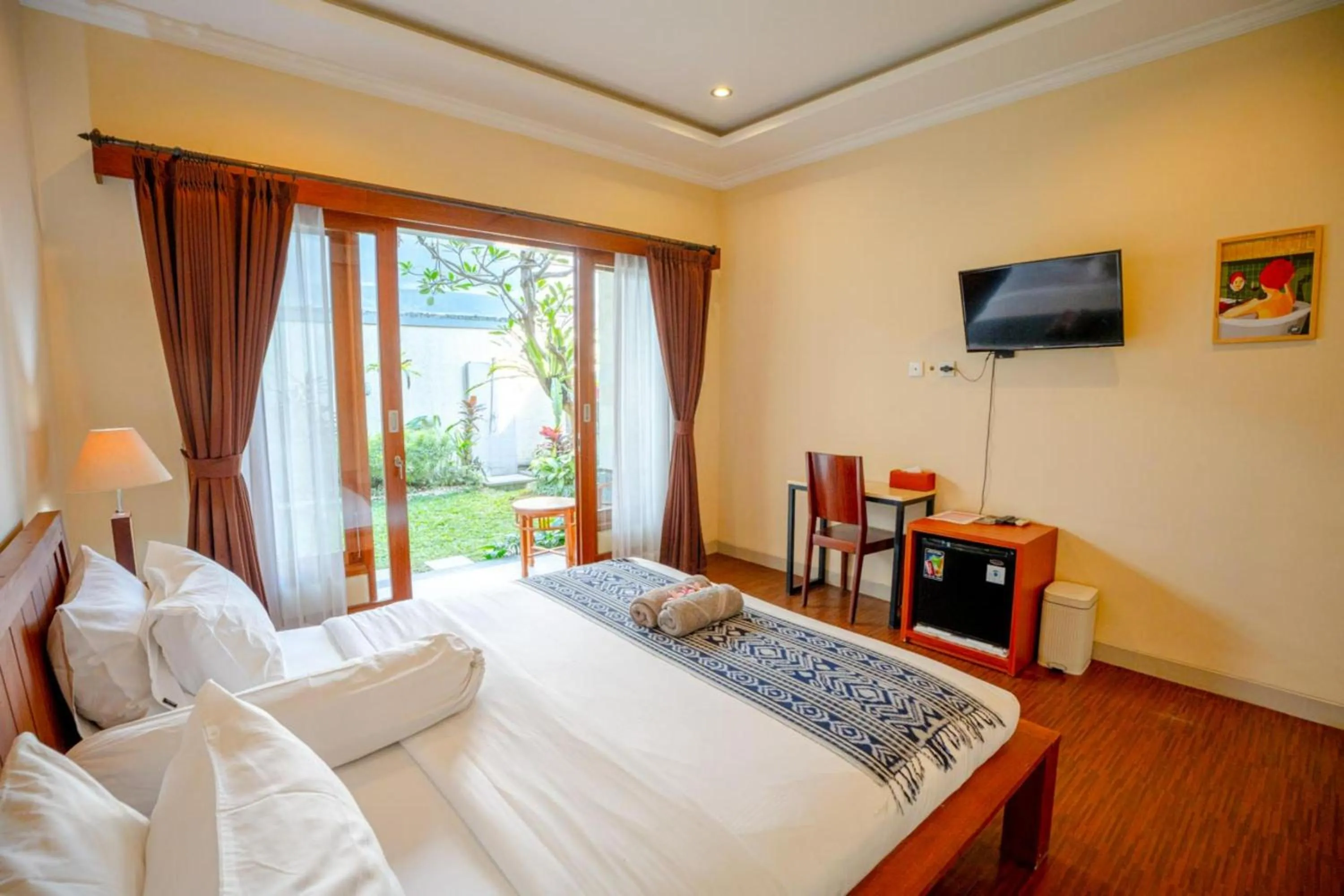 Communal lounge/ TV room, Bed in Sakura Guest House