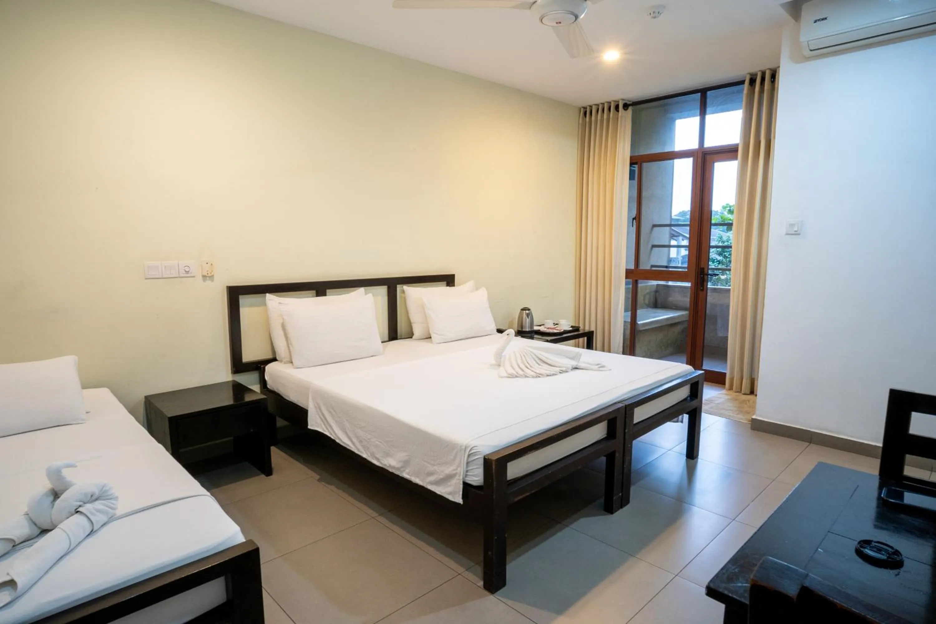 Family, Bed in Saninro Hotel - Ragama