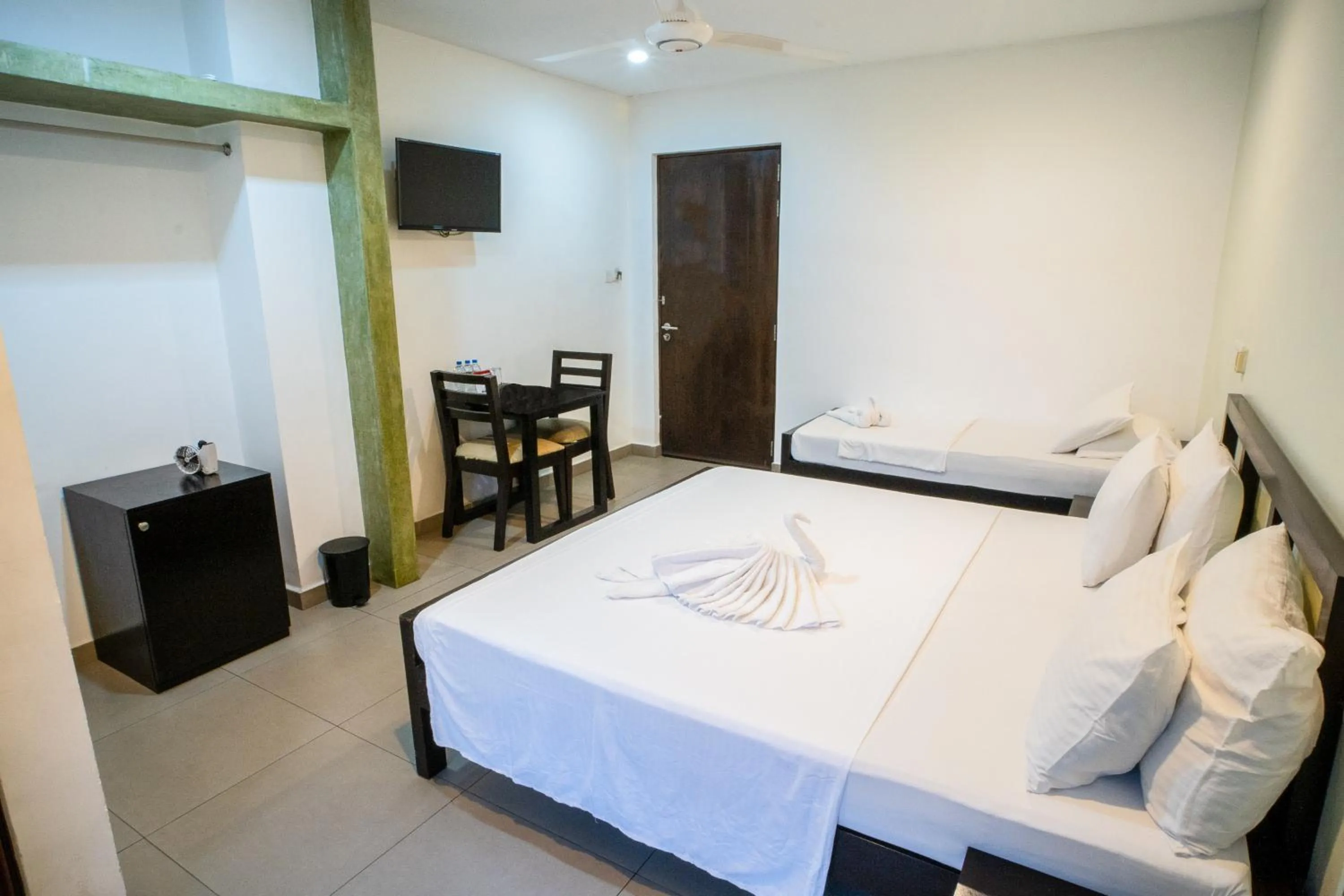 Family, Bed in Saninro Hotel - Ragama