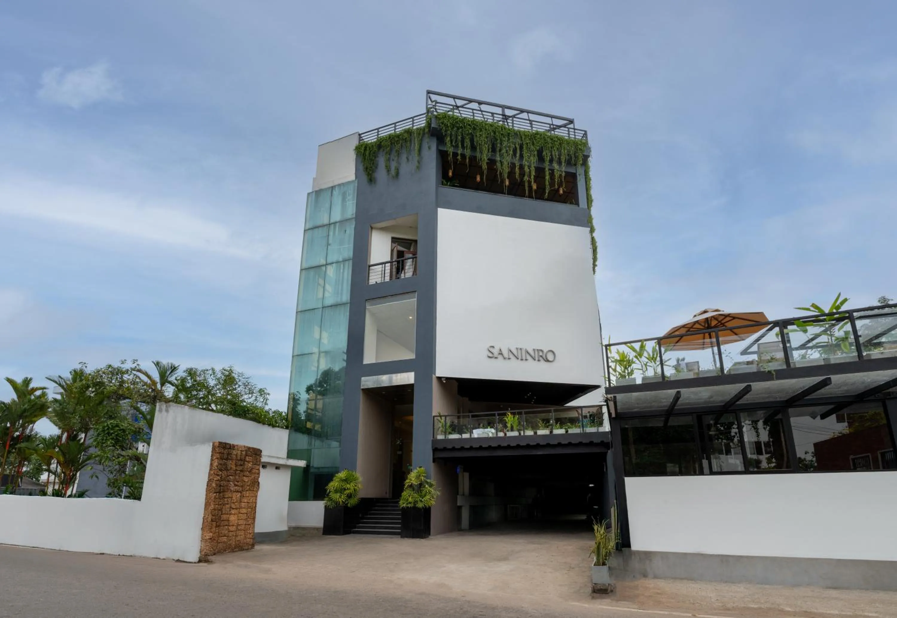 Facade/entrance in Saninro Hotel - Ragama