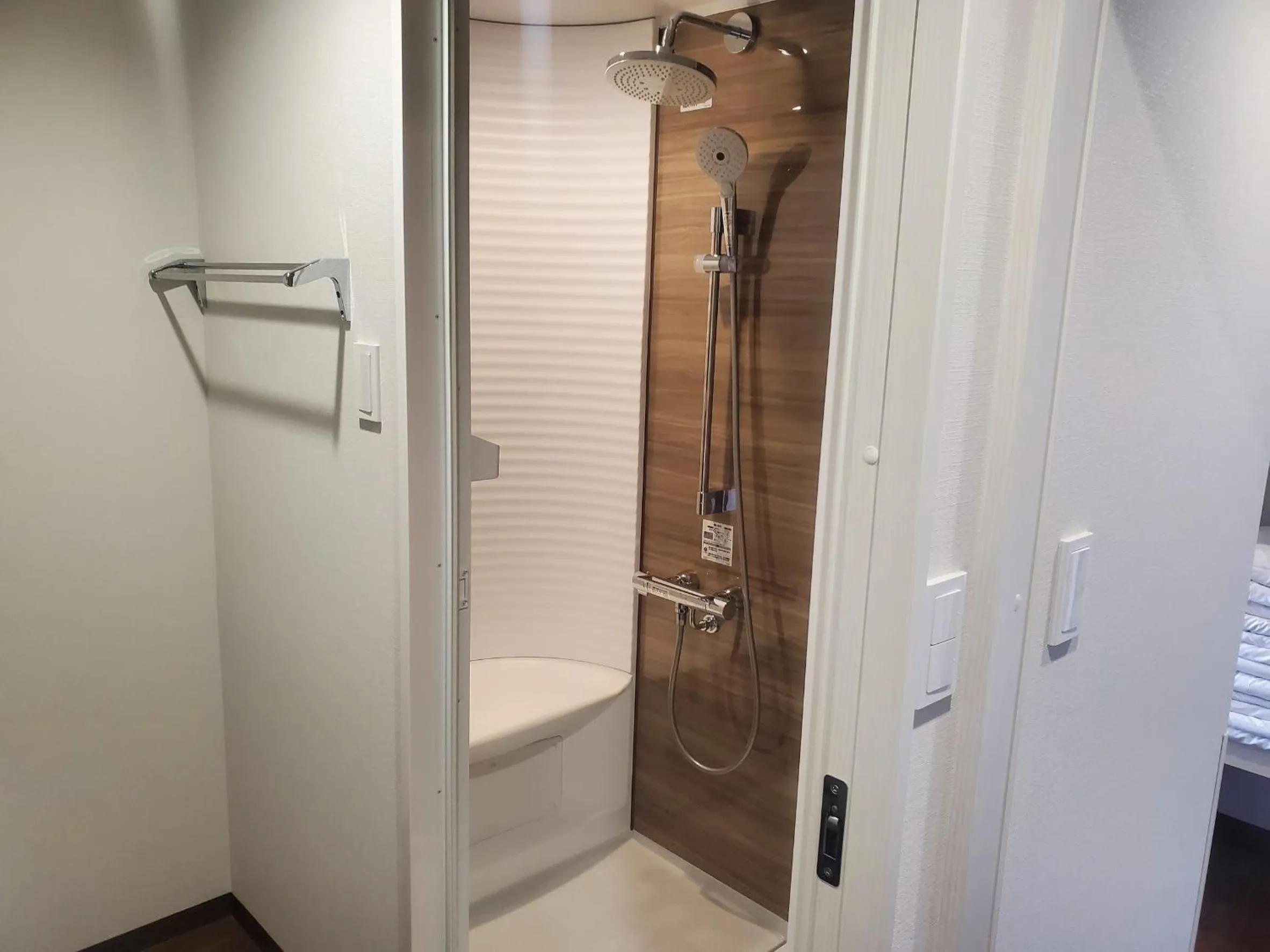 Shower in City Pension Zem