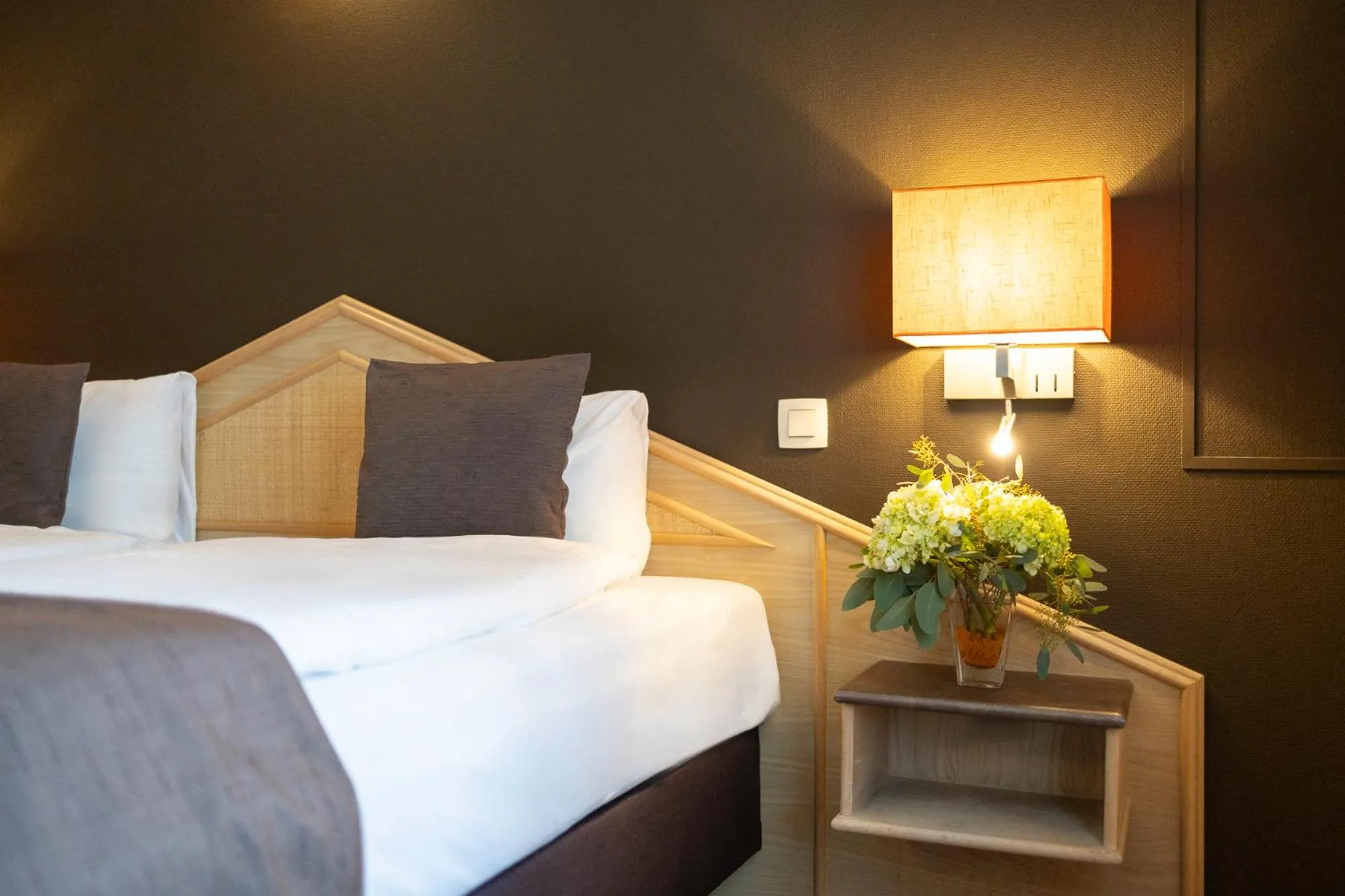 Property building, Bed in Hotel du Commerce