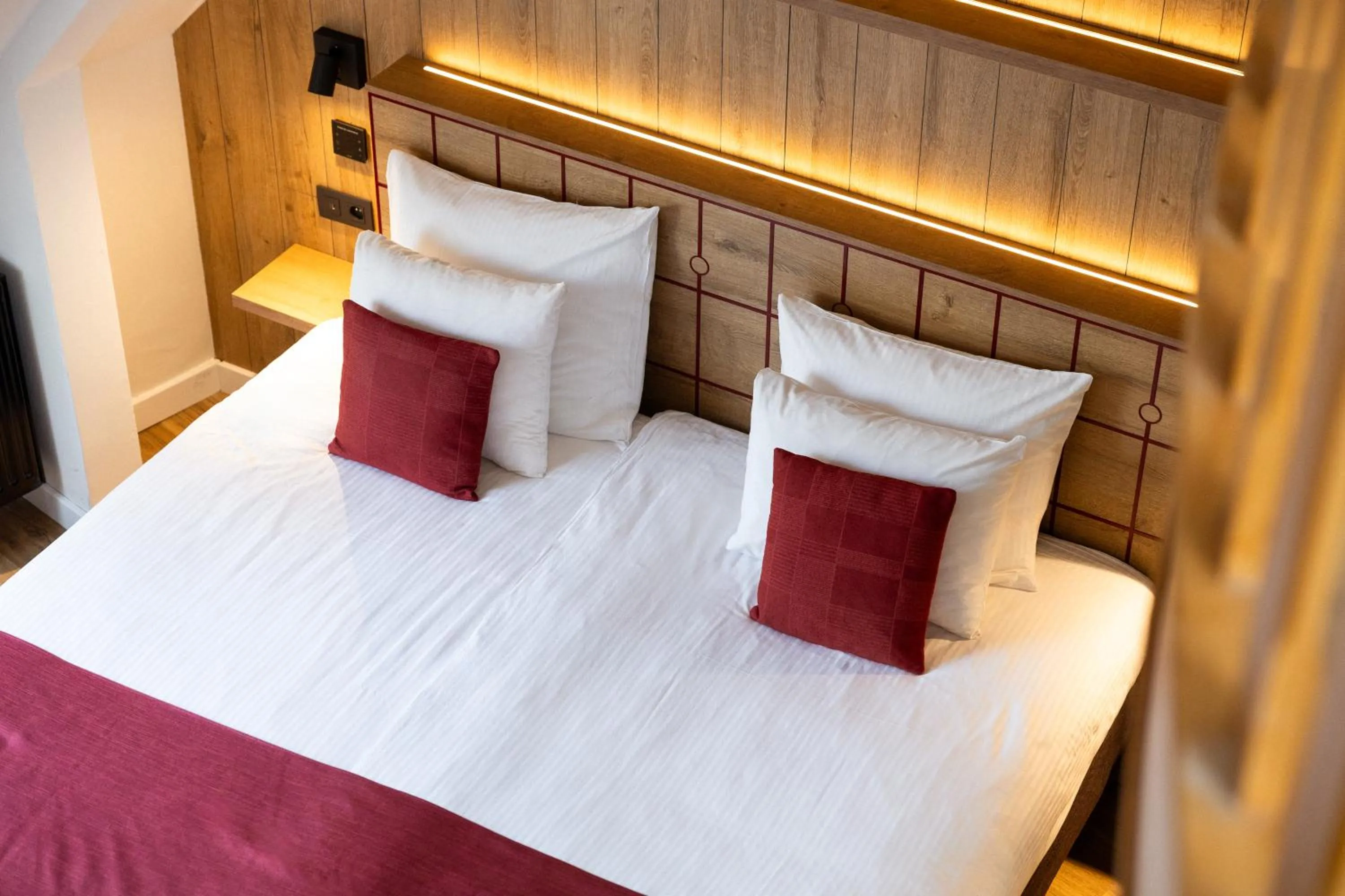 Bedroom, Bed in Hotel du Commerce