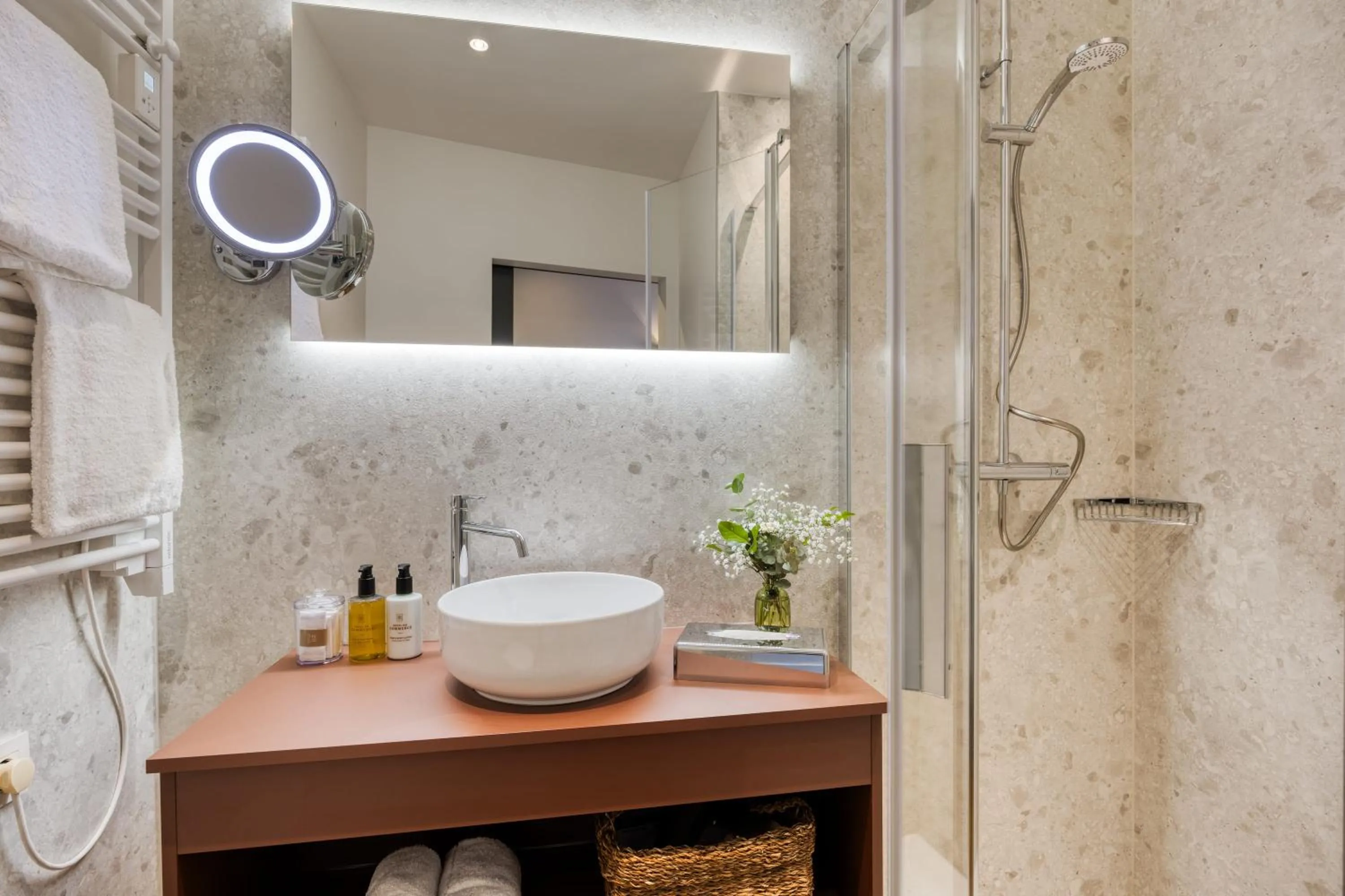 Shower in Hotel du Commerce