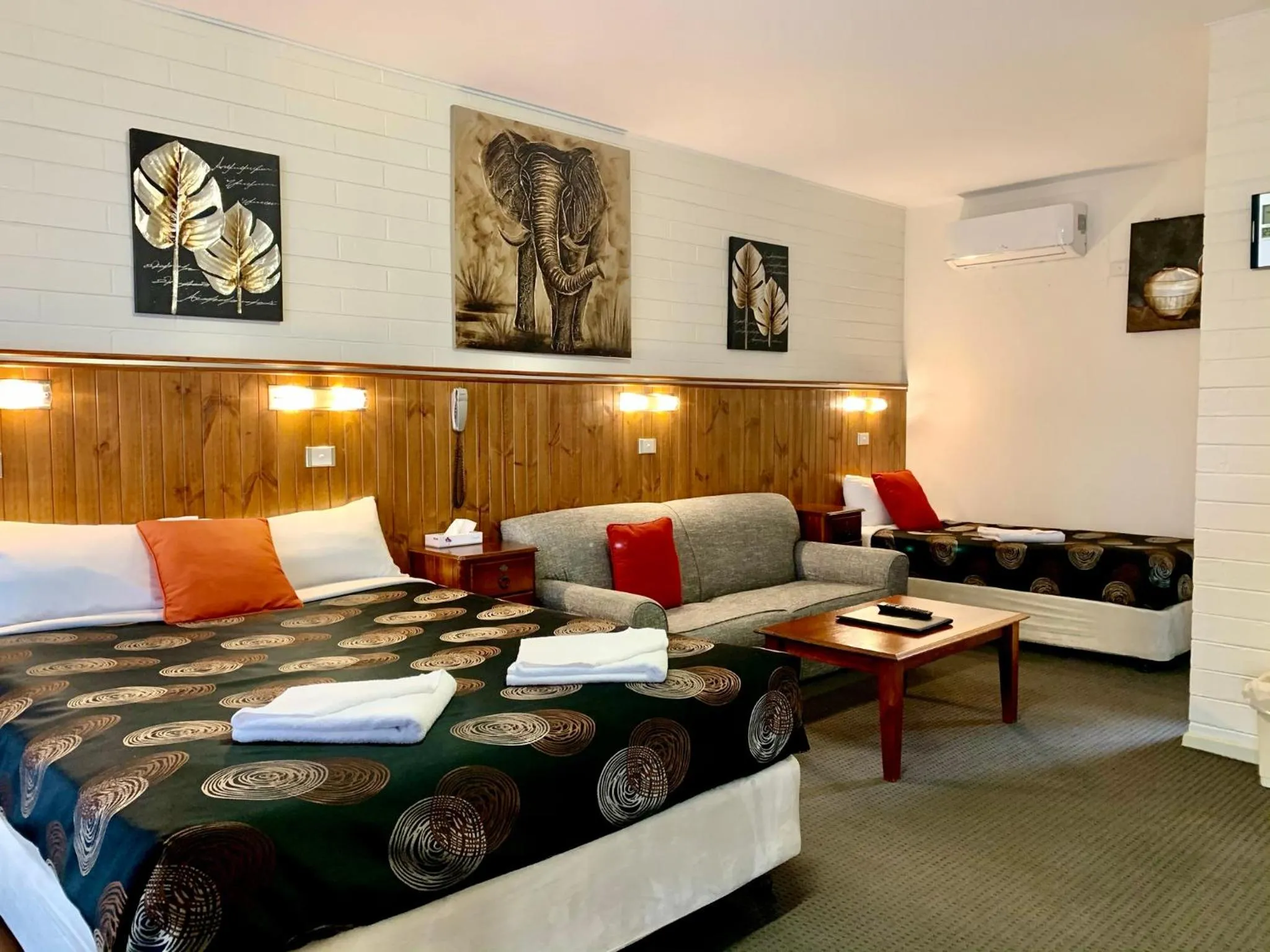 Photo of the whole room, Bed in Central Motel Mildura