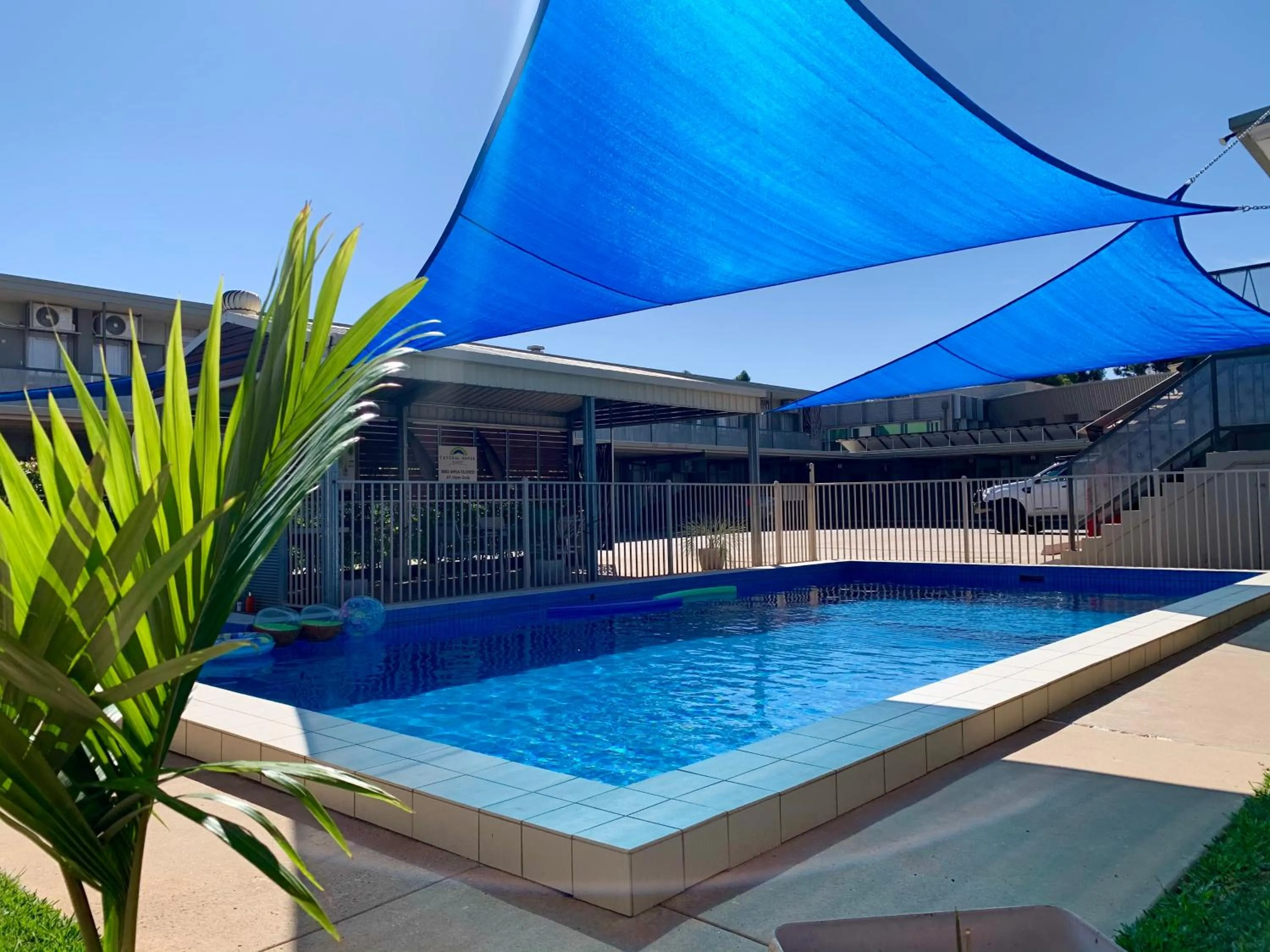 Swimming pool in Central Motel Mildura