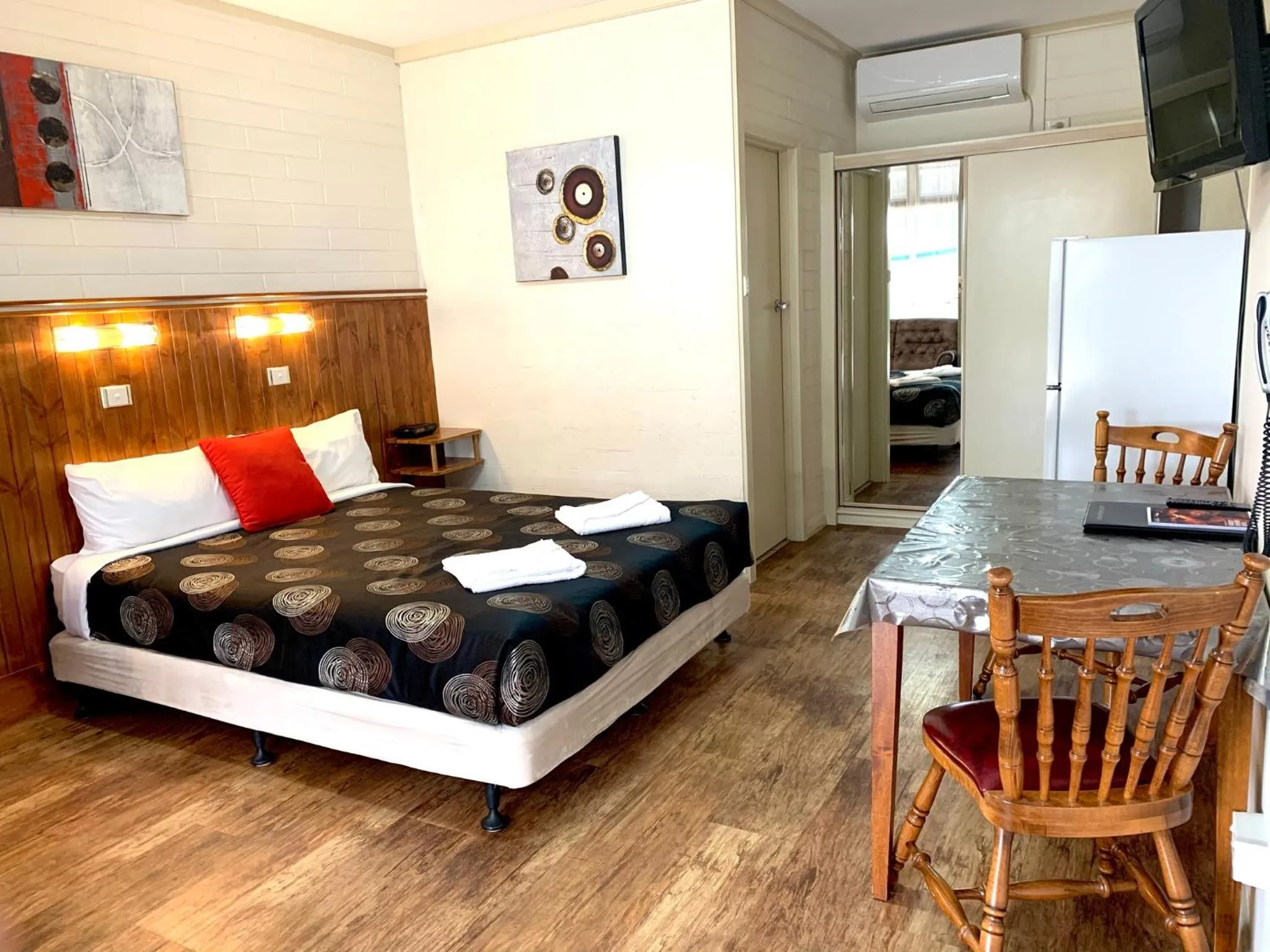 Photo of the whole room, Bed in Central Motel Mildura