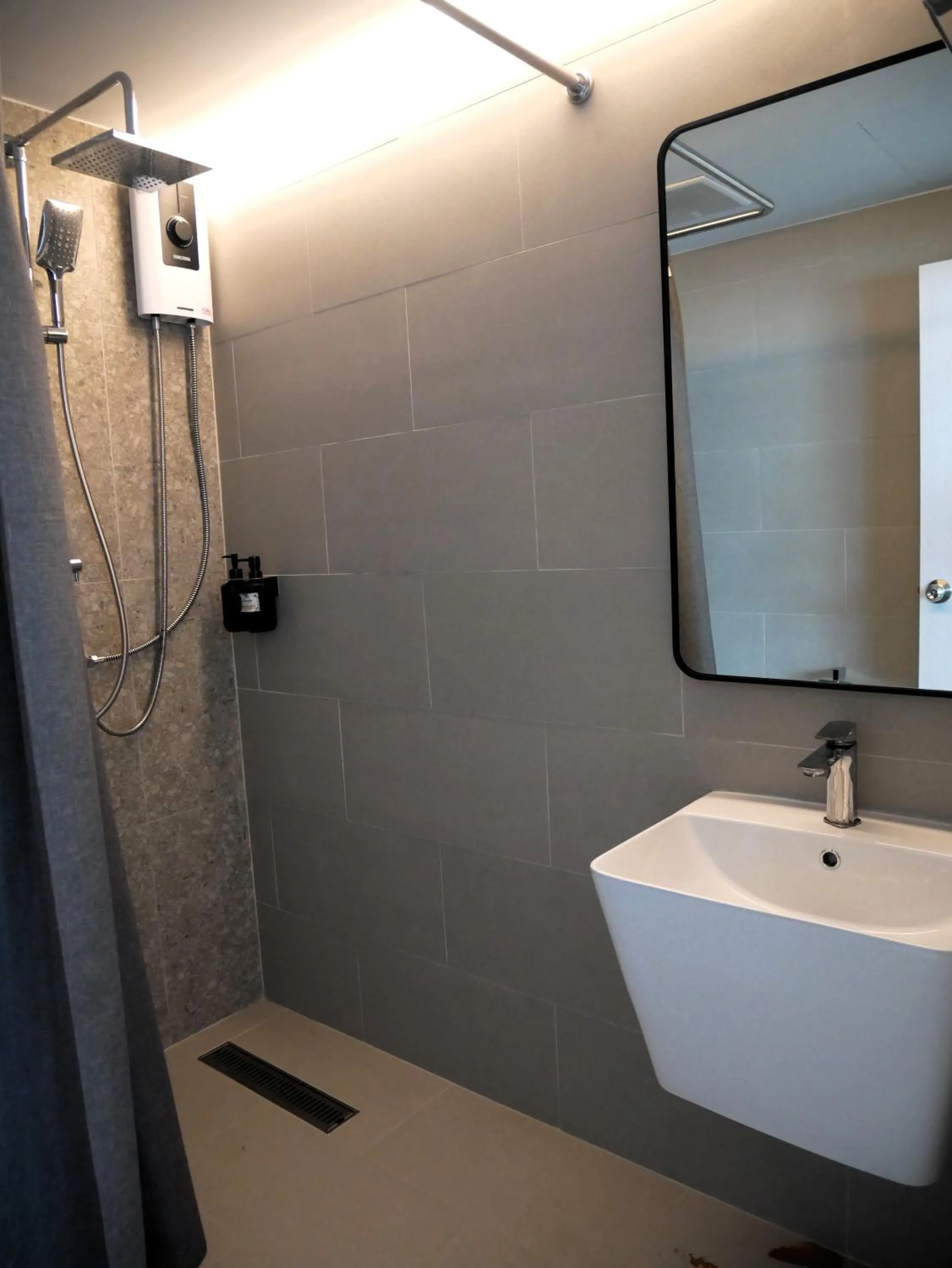 Shower in P168 Hostel Samui