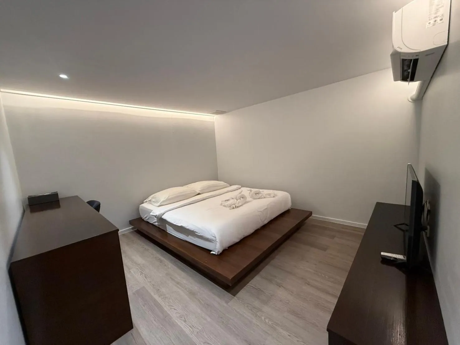 Photo of the whole room, Bed in P168 Hostel Samui