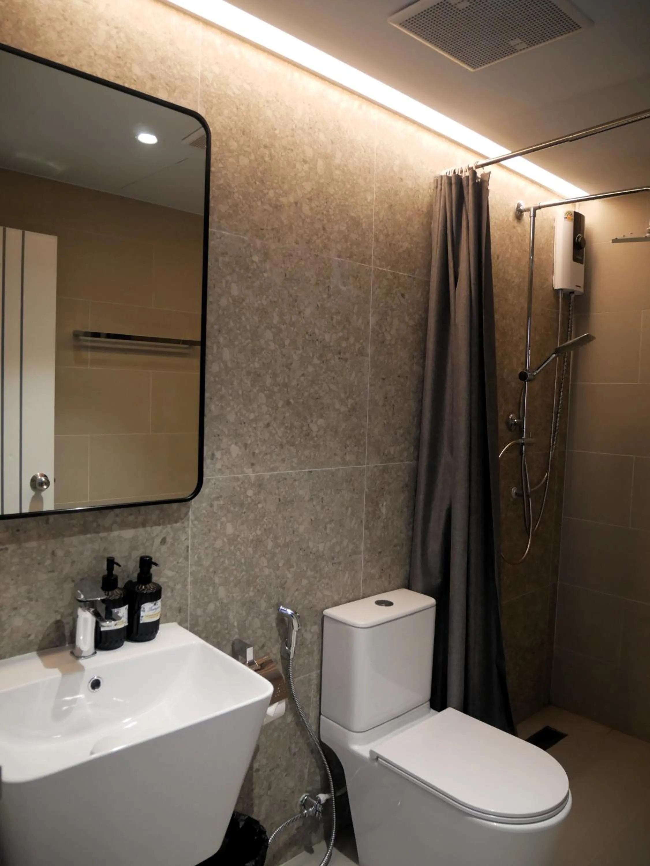 Shower in P168 Hostel Samui