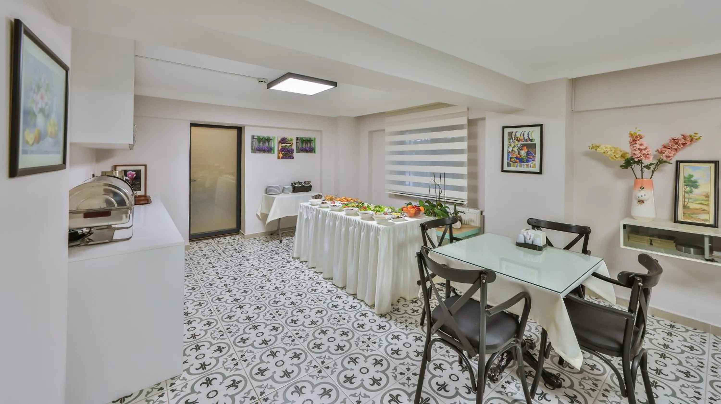 Communal lounge/ TV room in Palmada Hotel