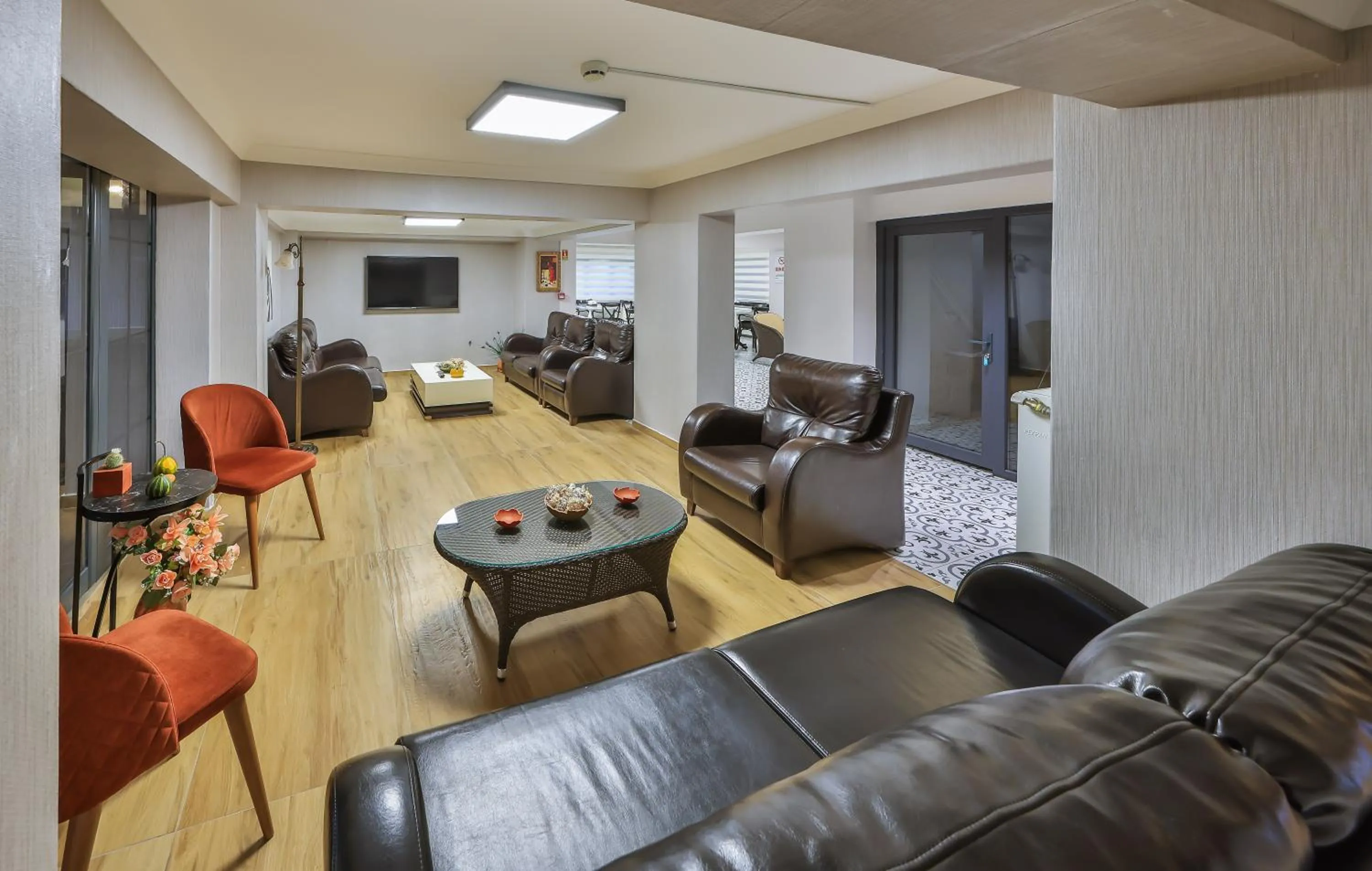 Communal lounge/ TV room in Palmada Hotel