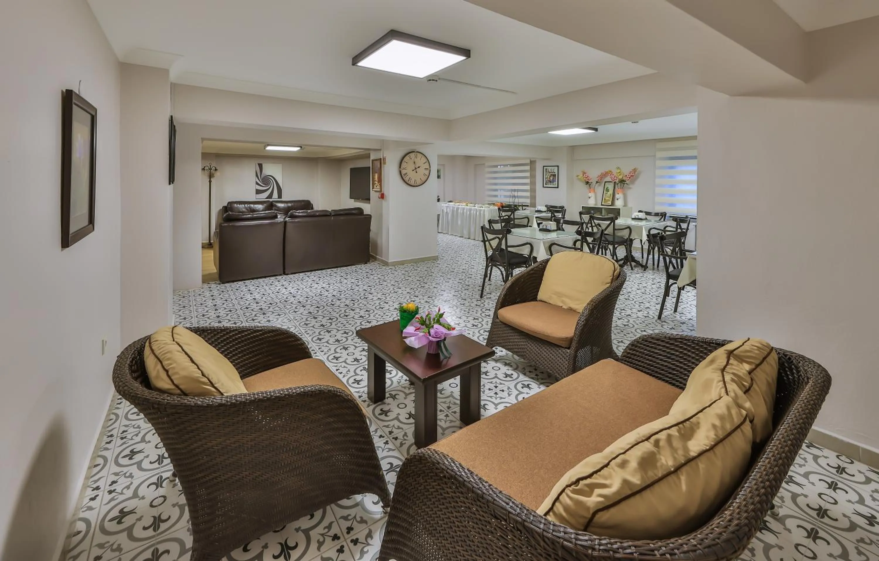 Communal lounge/ TV room in Palmada Hotel