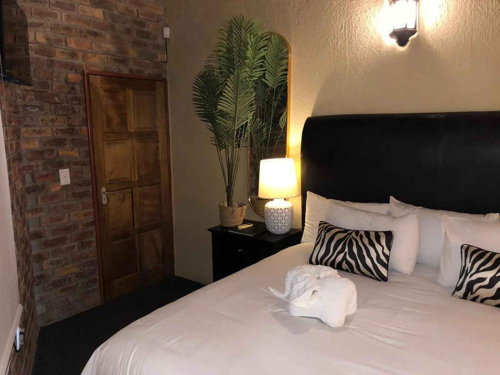 Guests, Bed in Imbube Safari Lodge