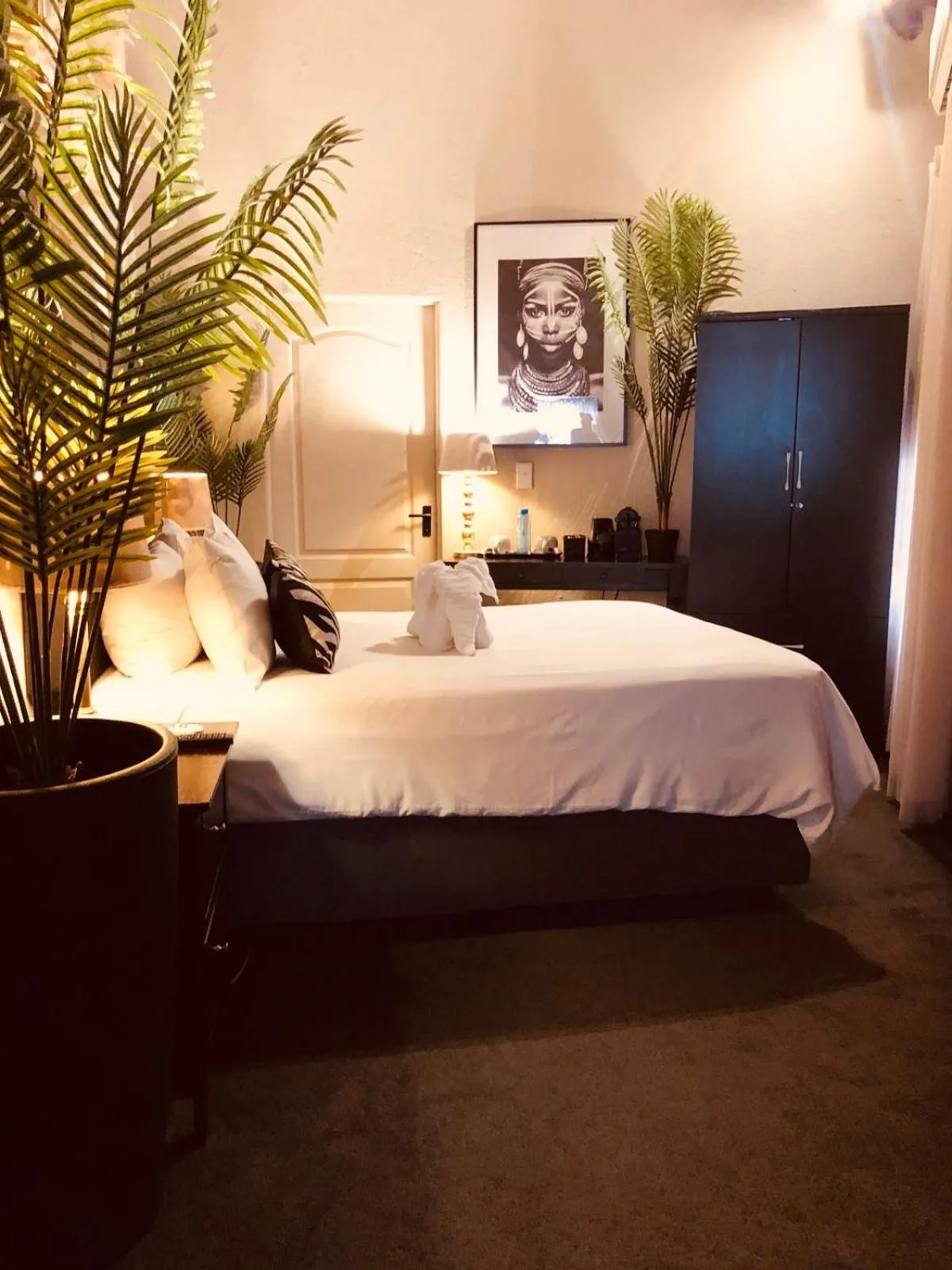 Bed in Imbube Safari Lodge