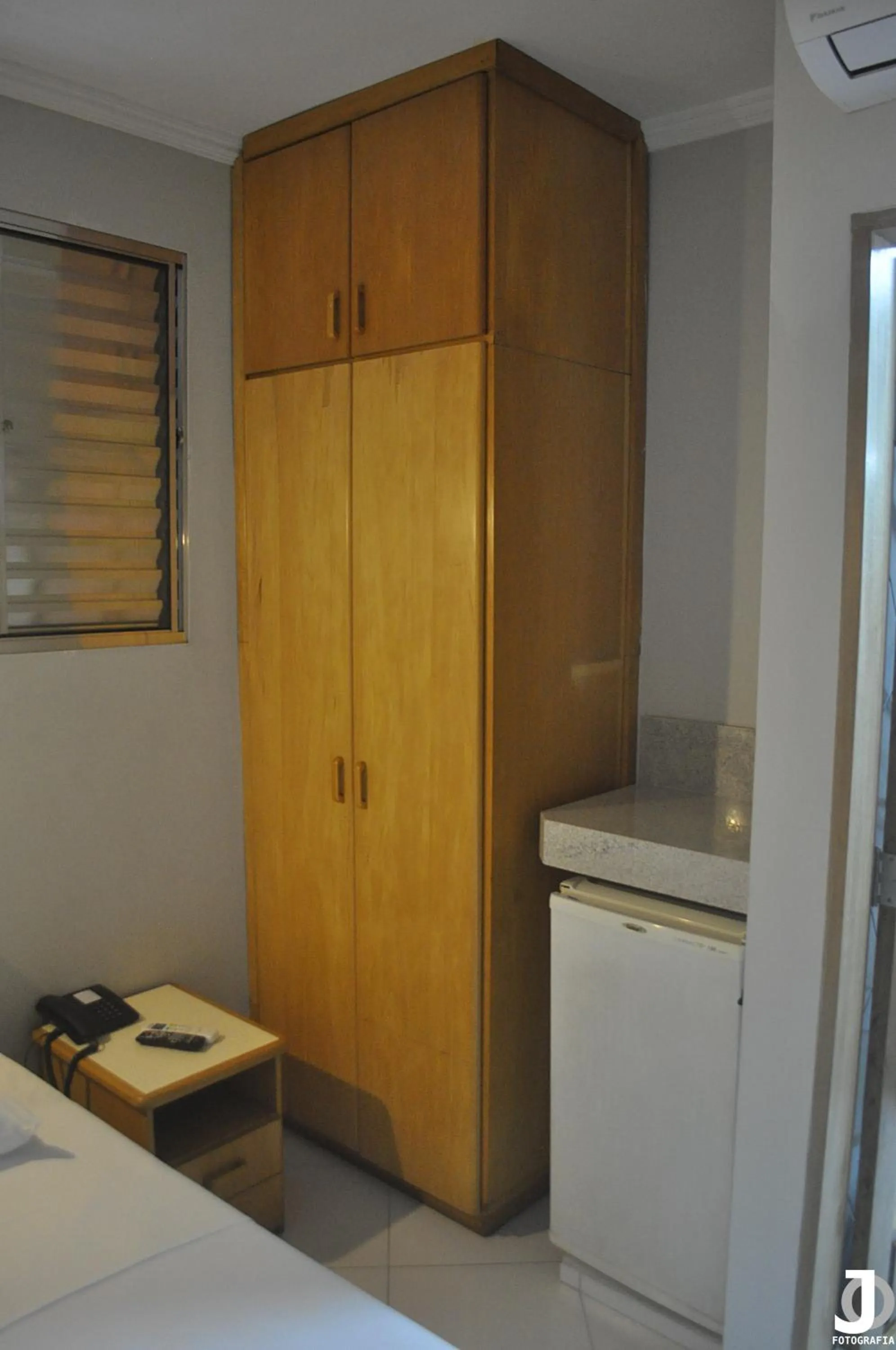 wardrobe, Bed in Missouri Hotel