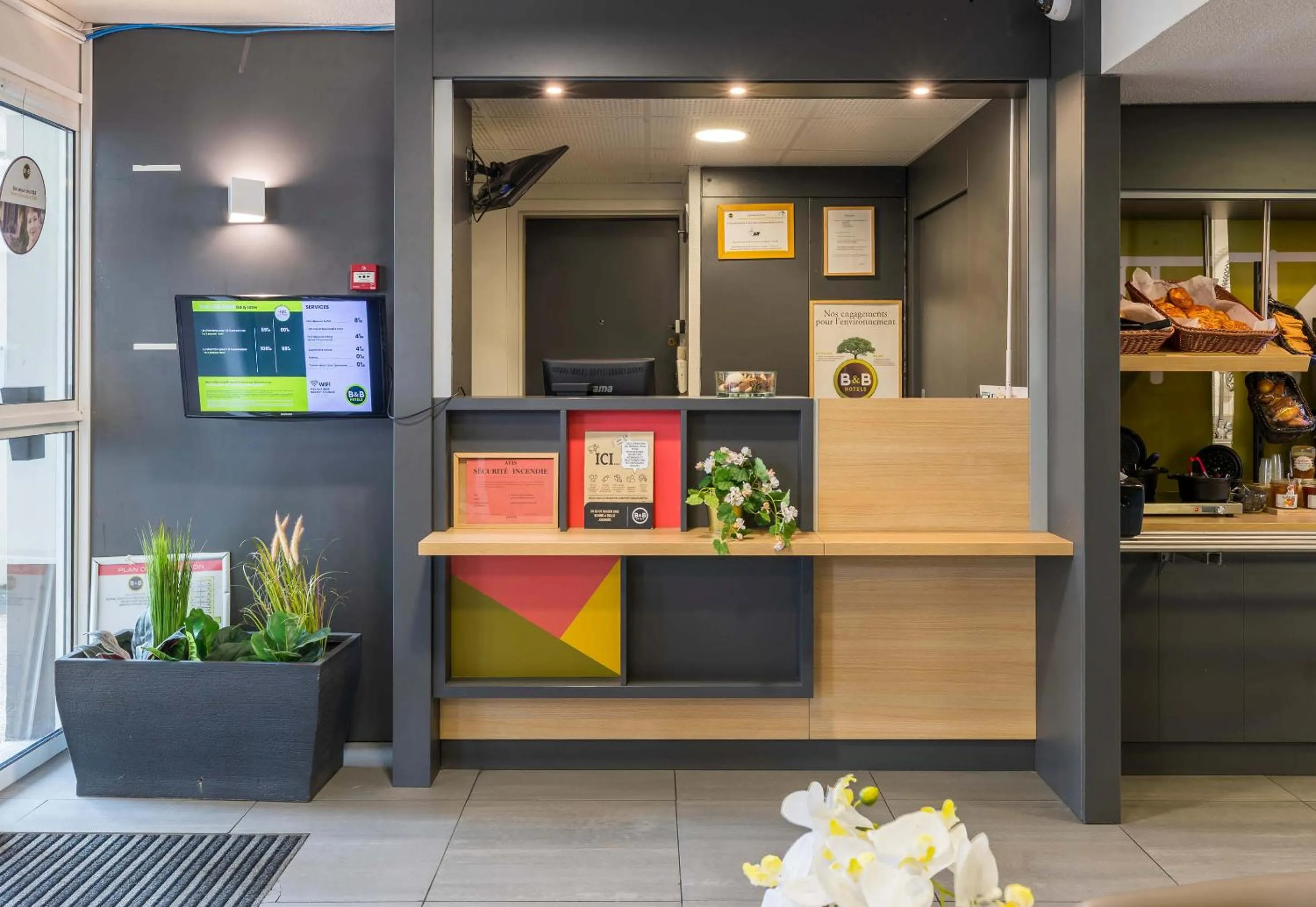 Lobby or reception in B&B HOTEL Auxerre Bourgogne