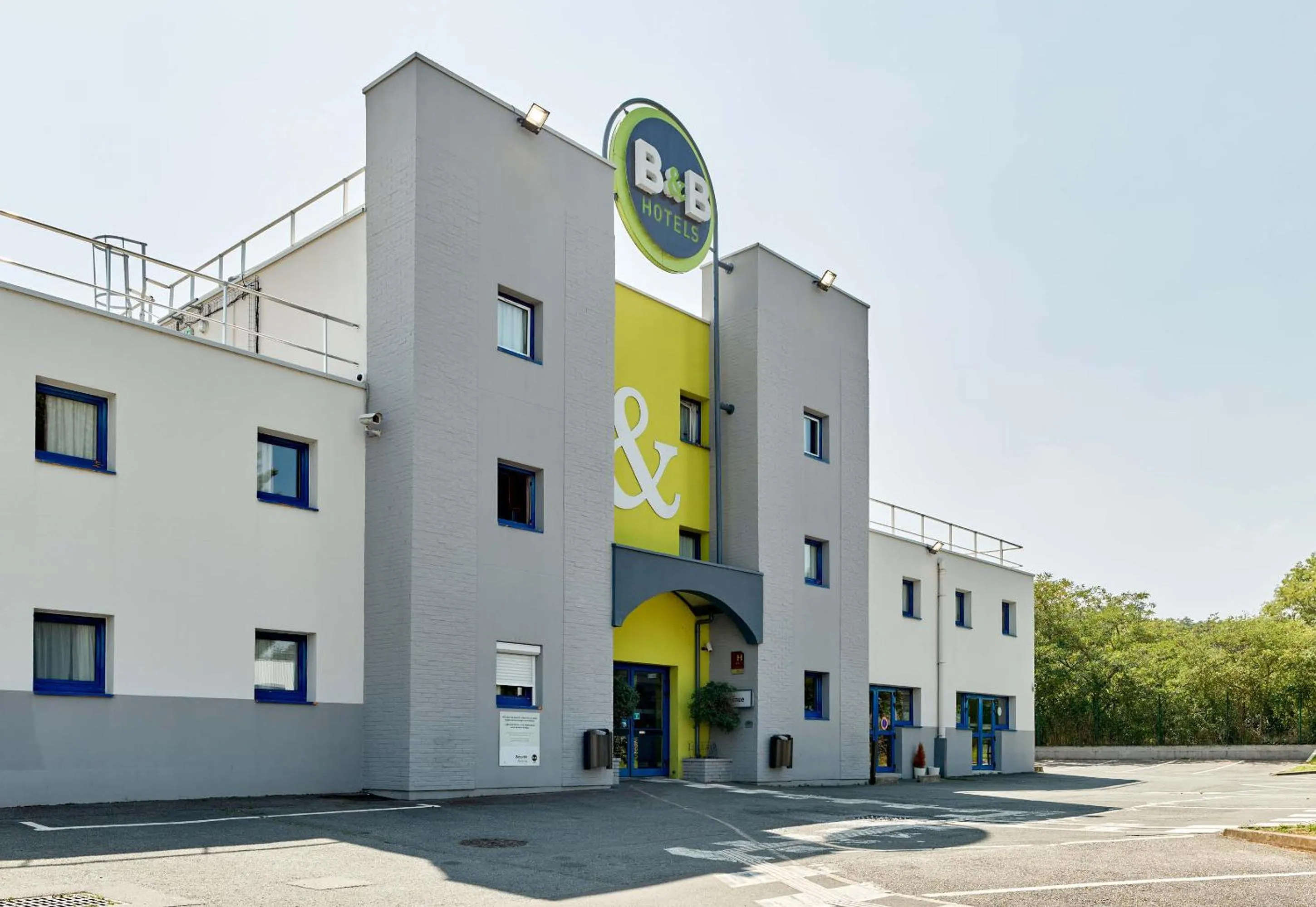 Property building in B&B HOTEL Montlhery