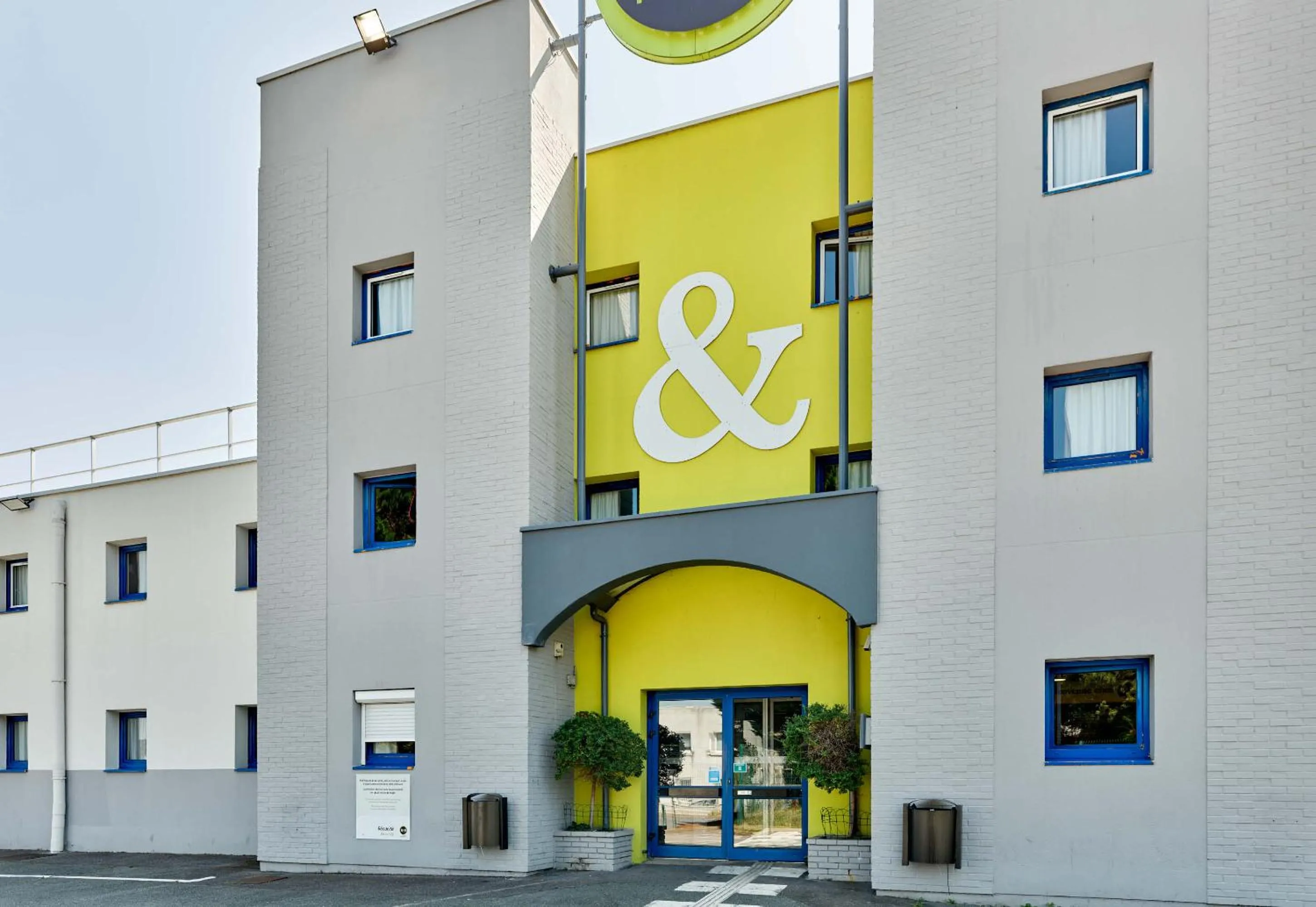 Property building in B&B HOTEL Montlhery