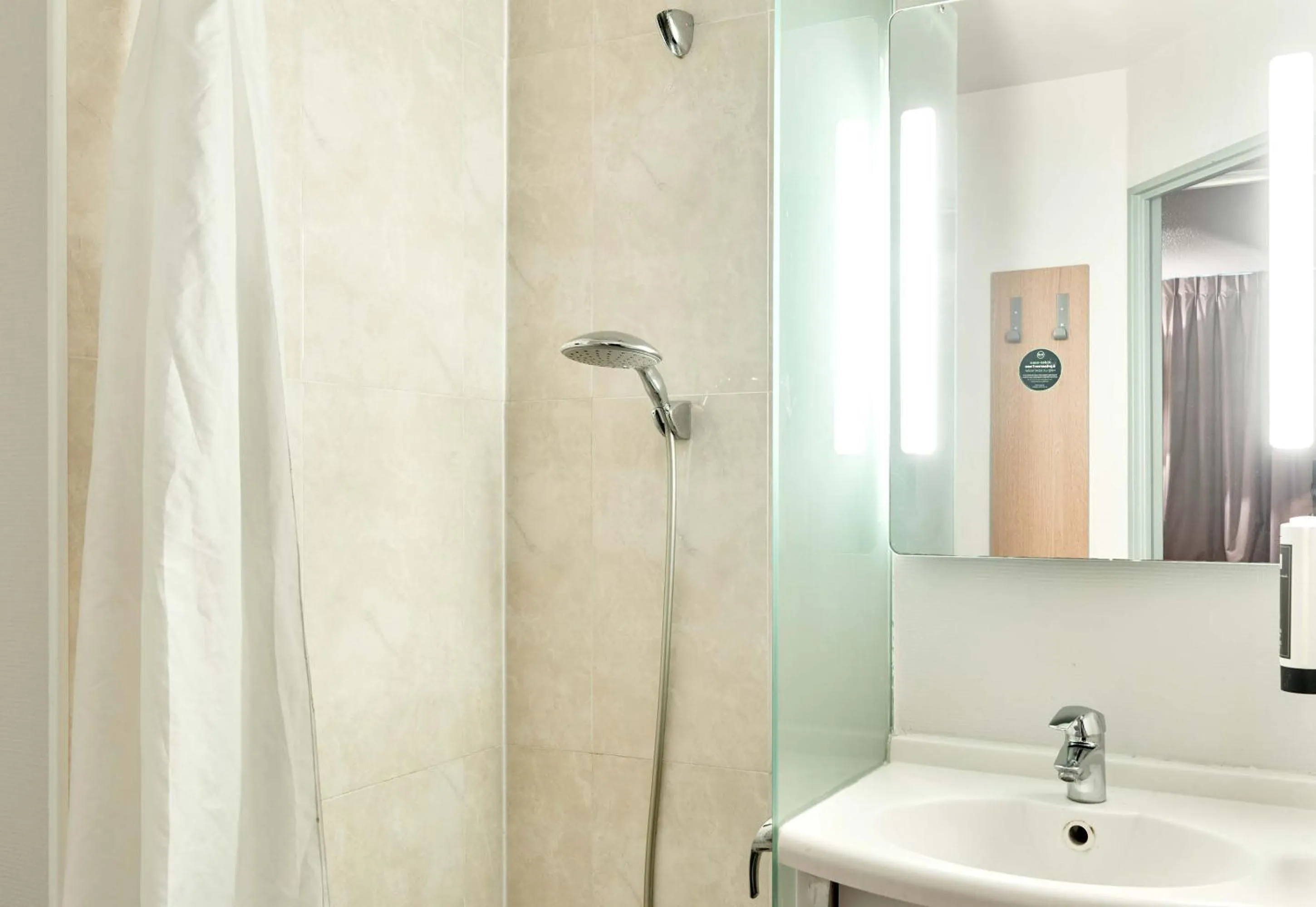 Bathroom in B&B HOTEL Montlhery