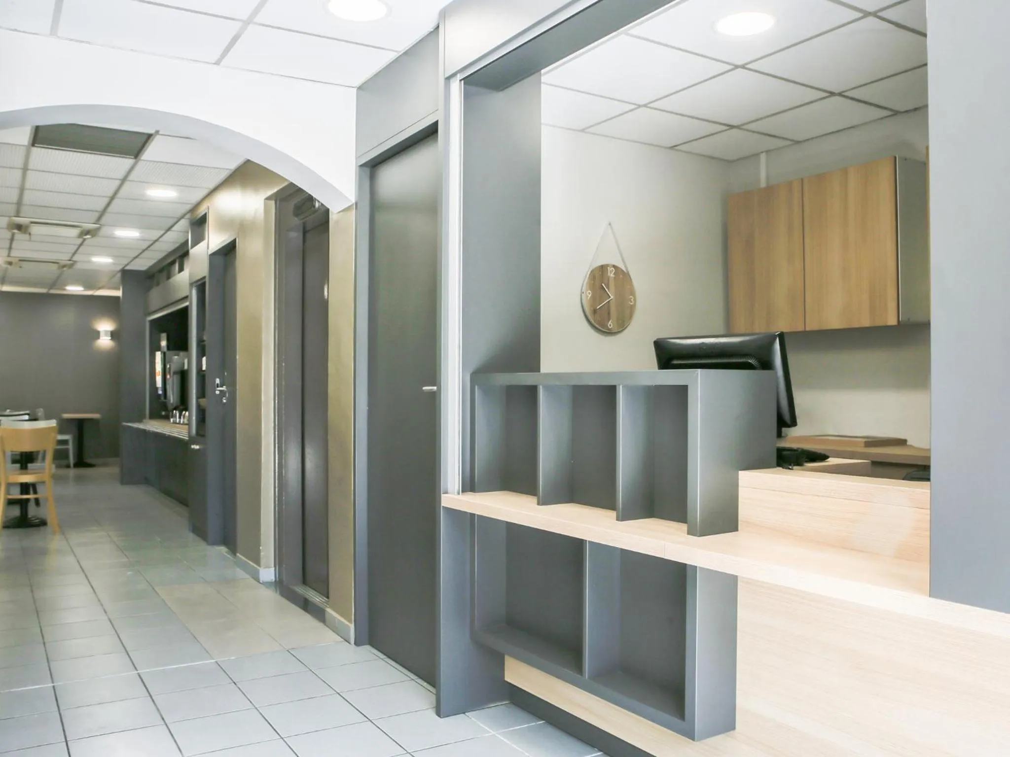 Lobby or reception in B&B HOTEL Hyères