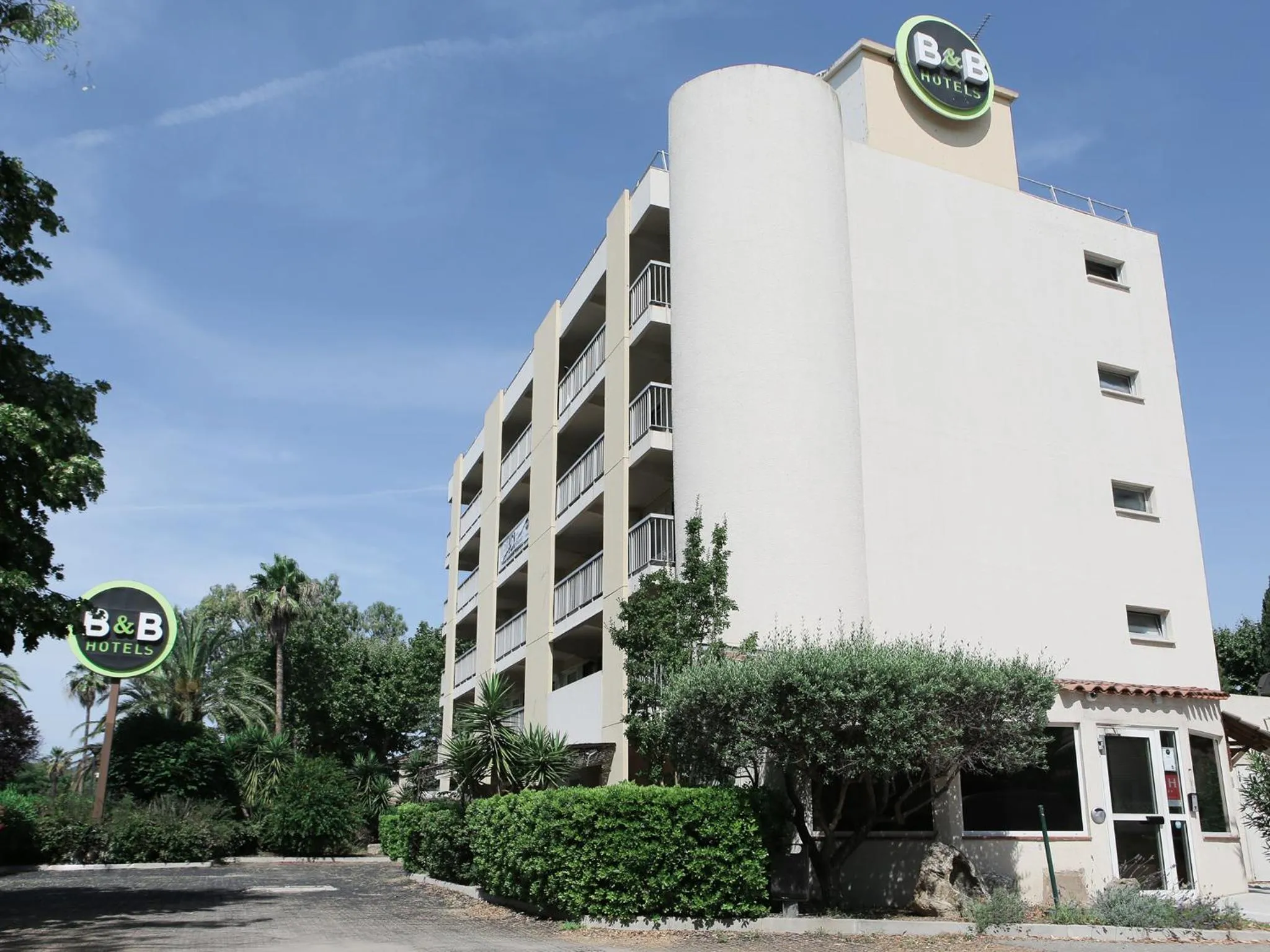 Facade/entrance in B&B HOTEL Hyères
