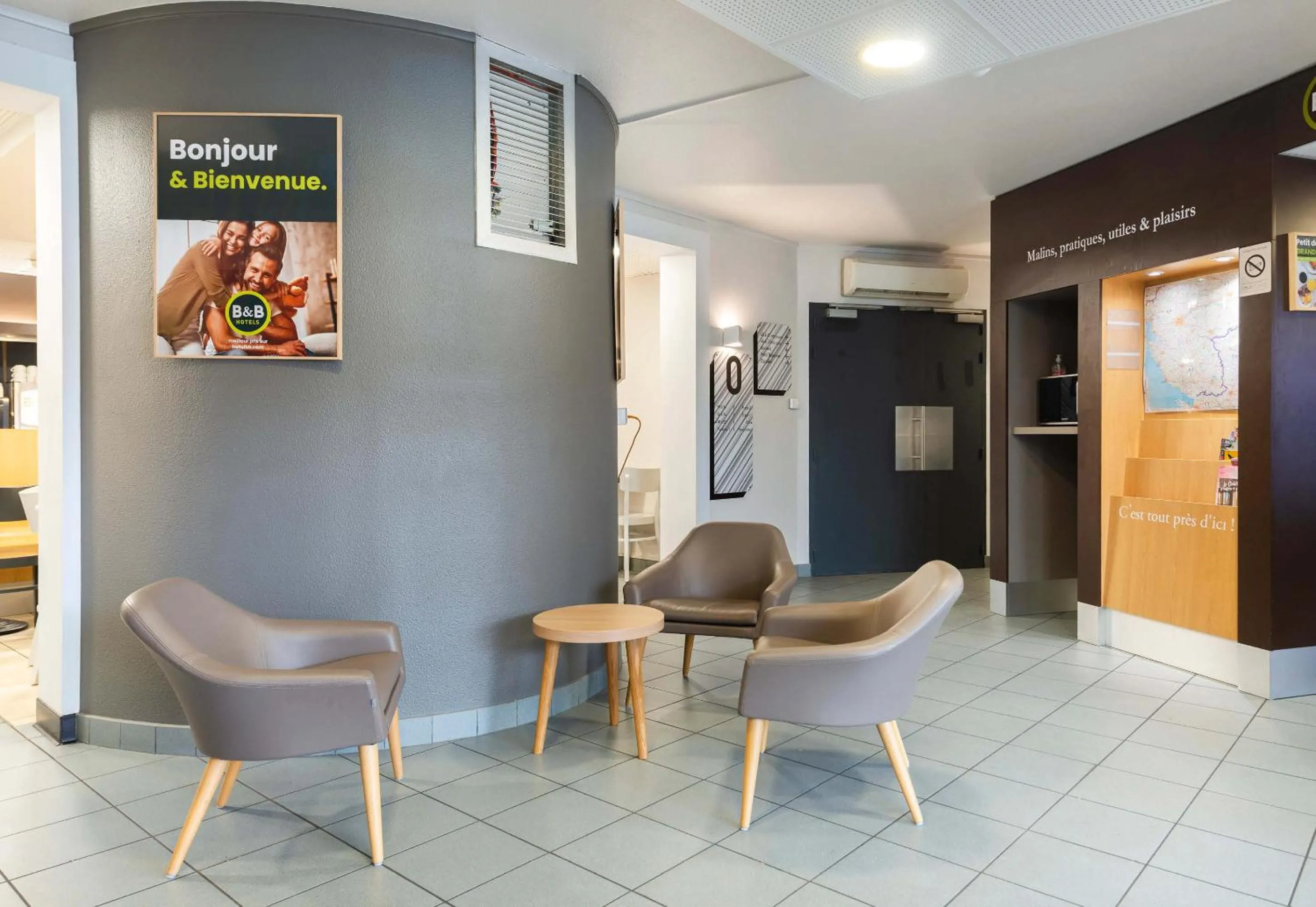 Seating area in B&B HOTEL Cholet Sud