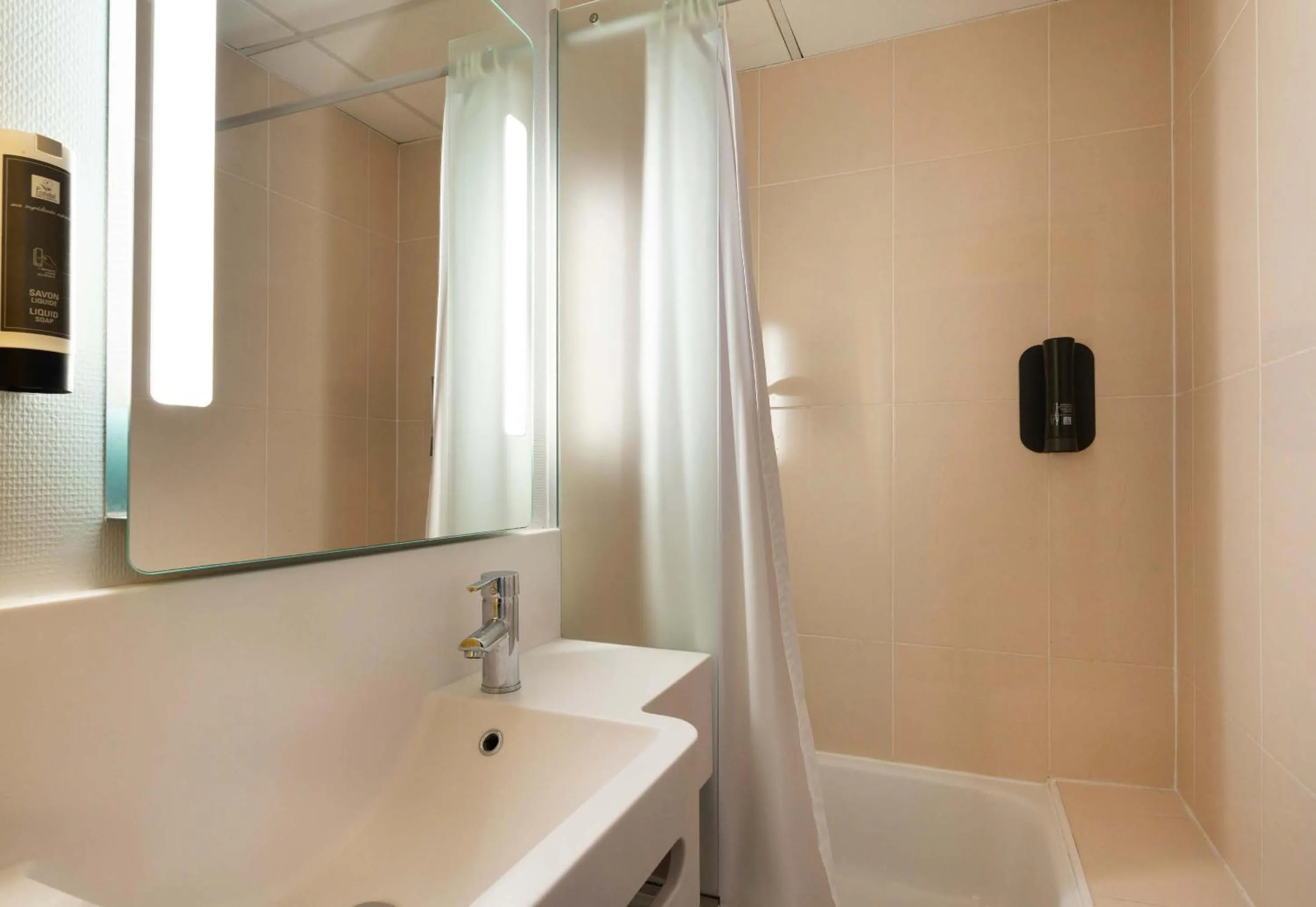 Bathroom in B&B HOTEL Cholet Sud