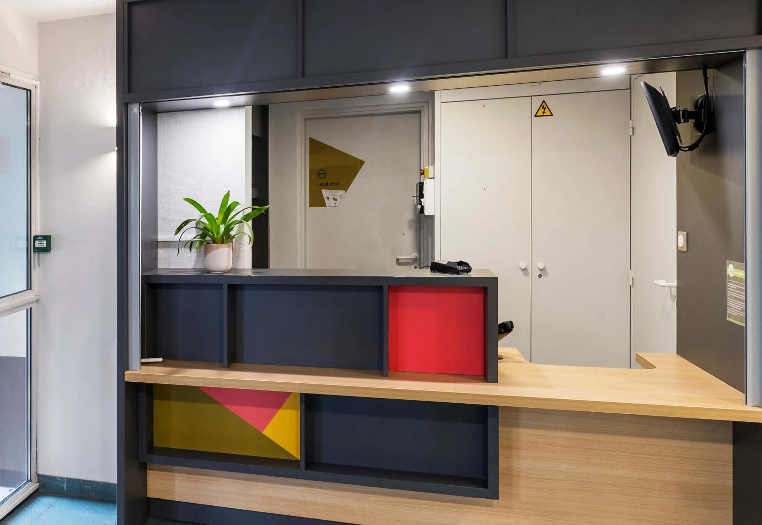 Lobby or reception in B&B HOTEL Laval Changé