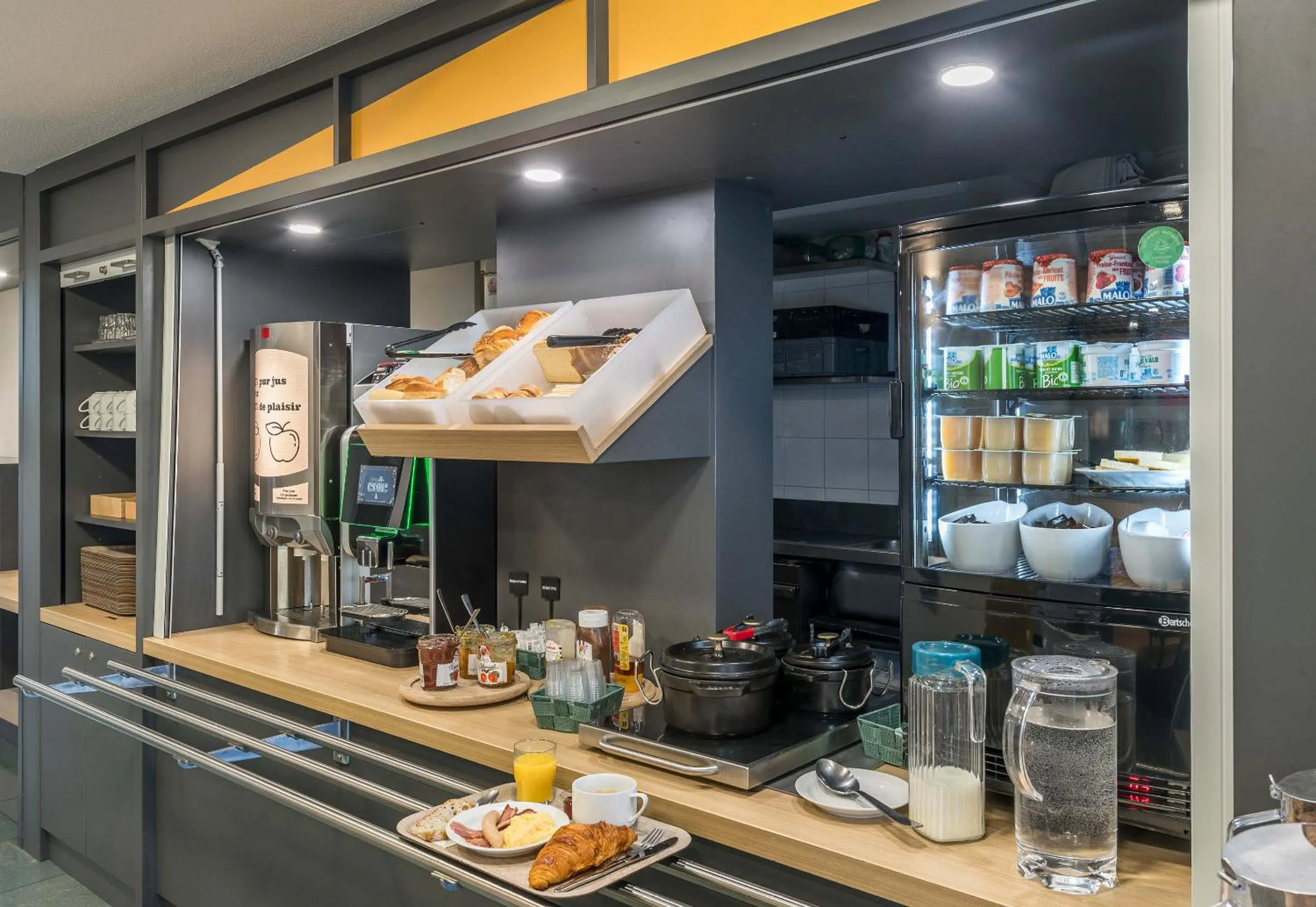 Buffet breakfast in B&B HOTEL Laval Changé