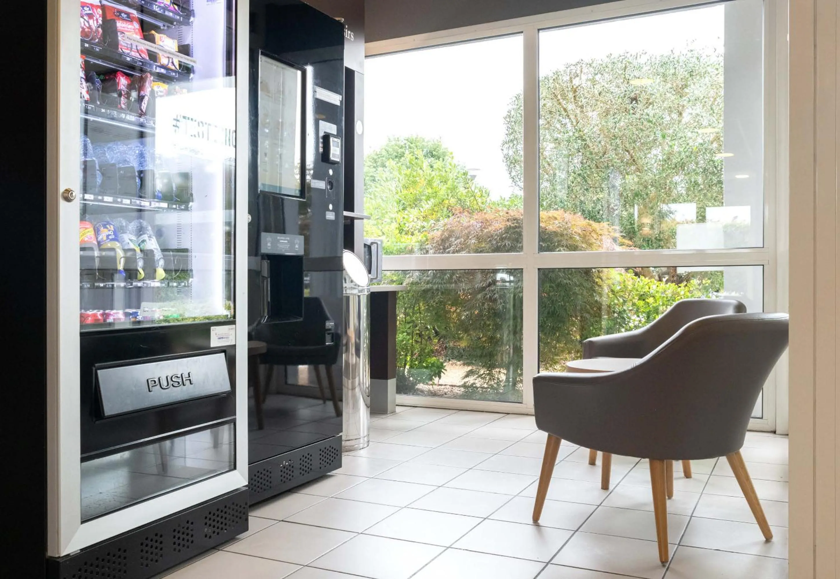 vending machine in B&B HOTEL Evreux