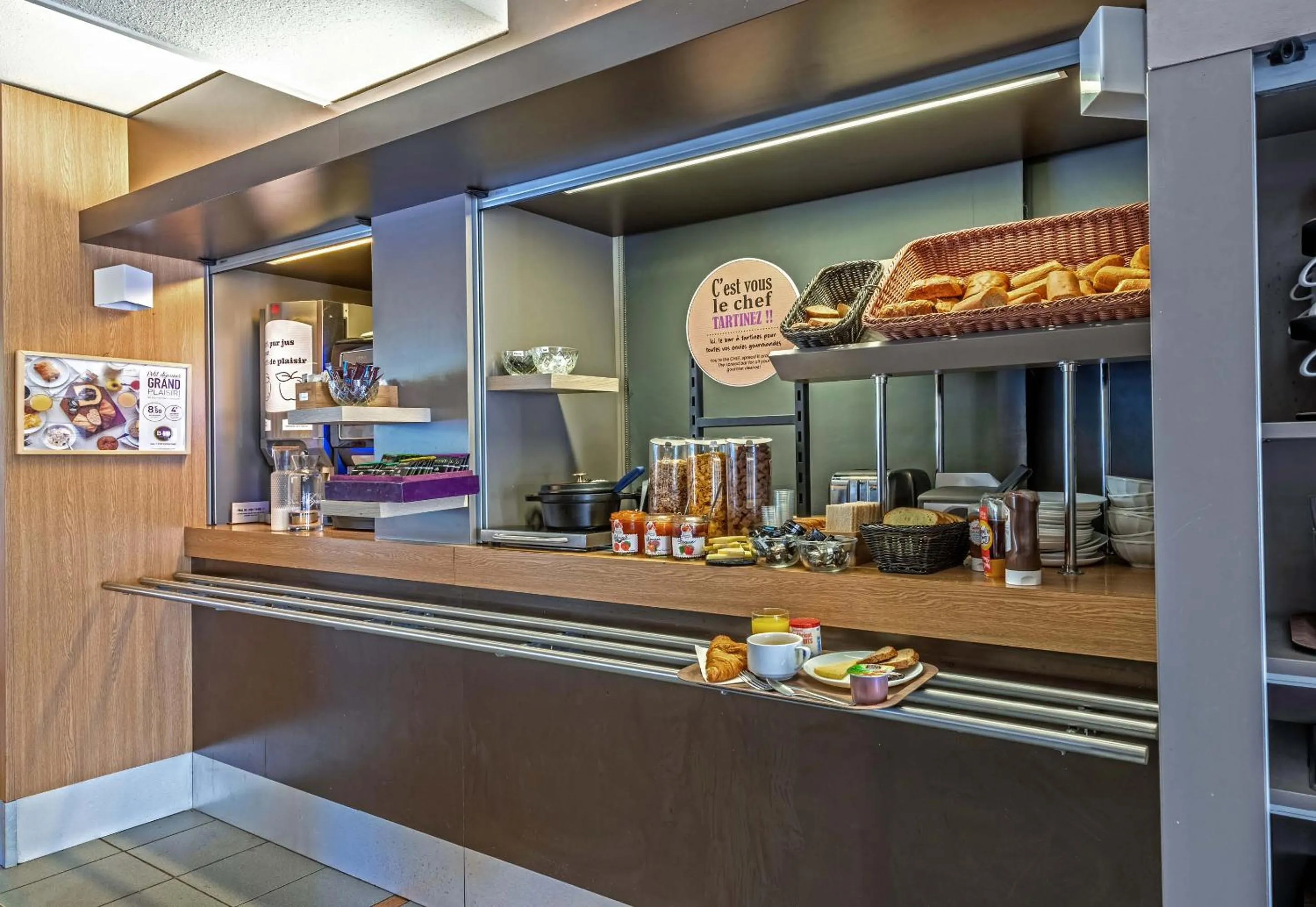 Buffet breakfast in B&B HOTEL Morlaix