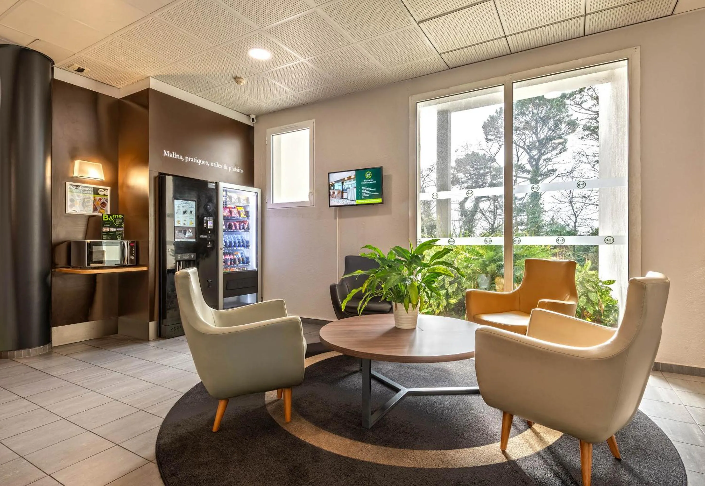 Seating area in B&B HOTEL Brest Port du Moulin Blanc