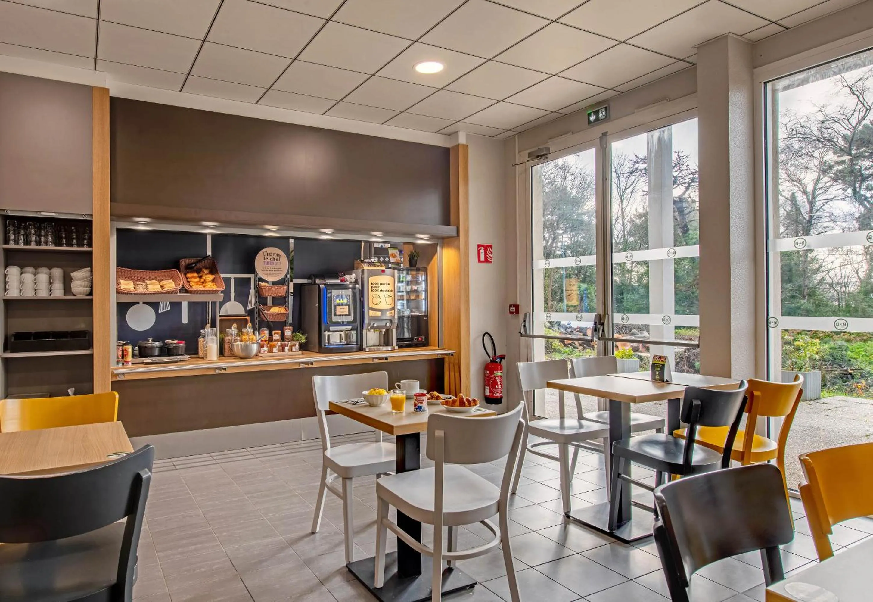 Restaurant/places to eat in B&B HOTEL Brest Port du Moulin Blanc