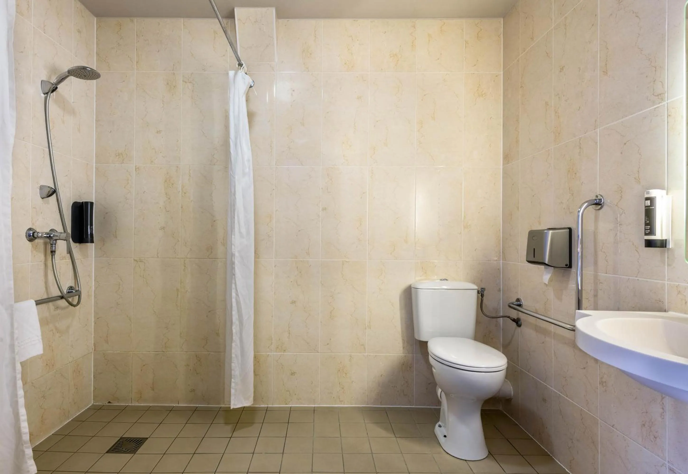 Bathroom in B&B HOTEL Brest Port du Moulin Blanc