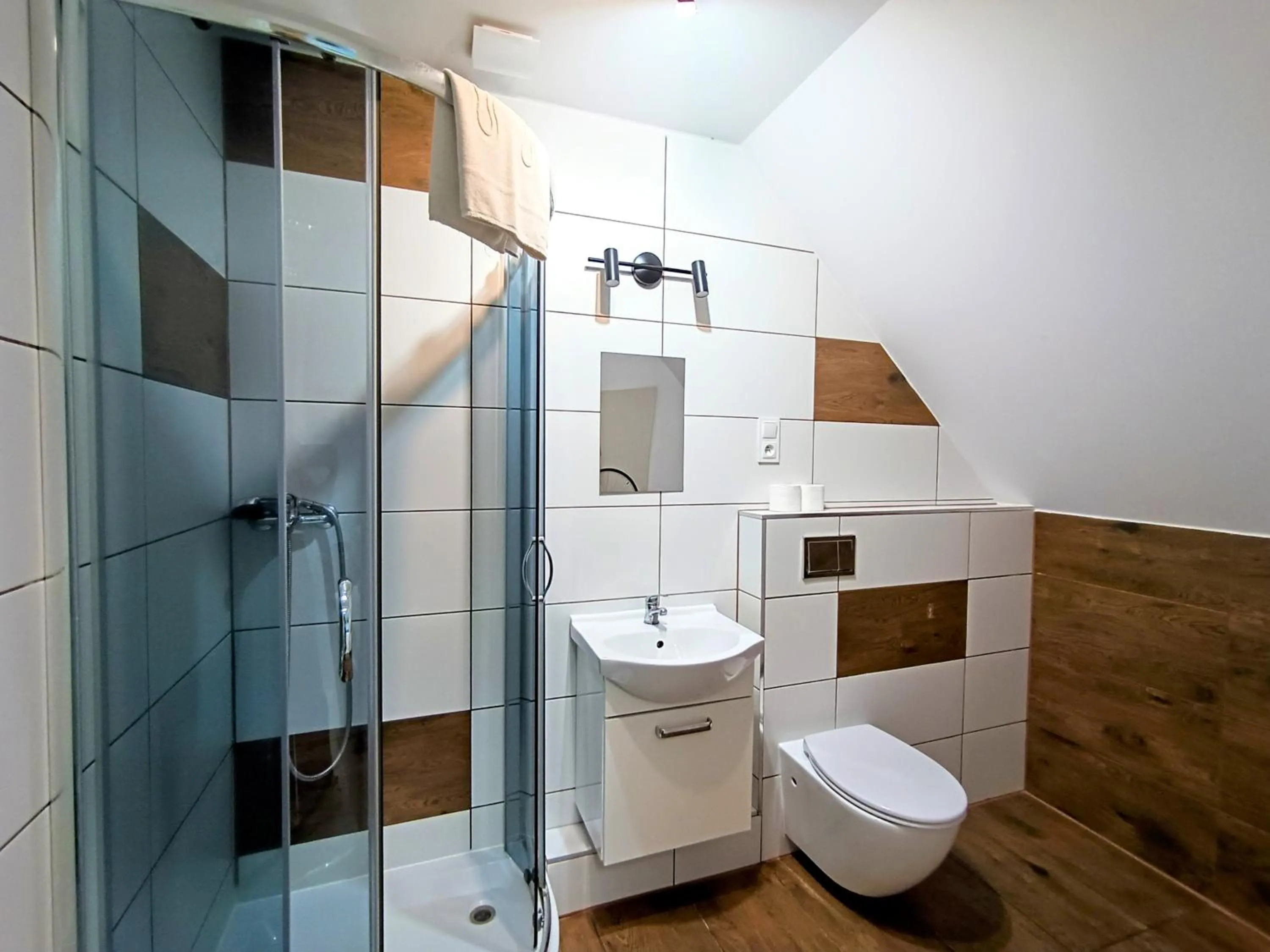 Shower in Fitness Hostel - darmowy parking