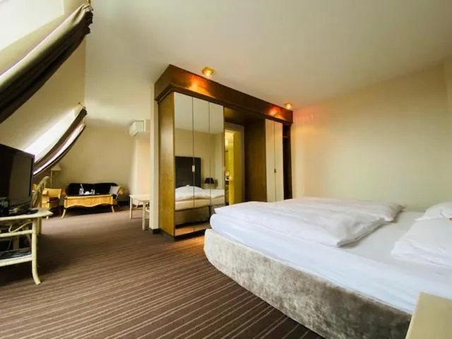 Photo of the whole room, Bed in Hotel "Schloss Friedestrom"