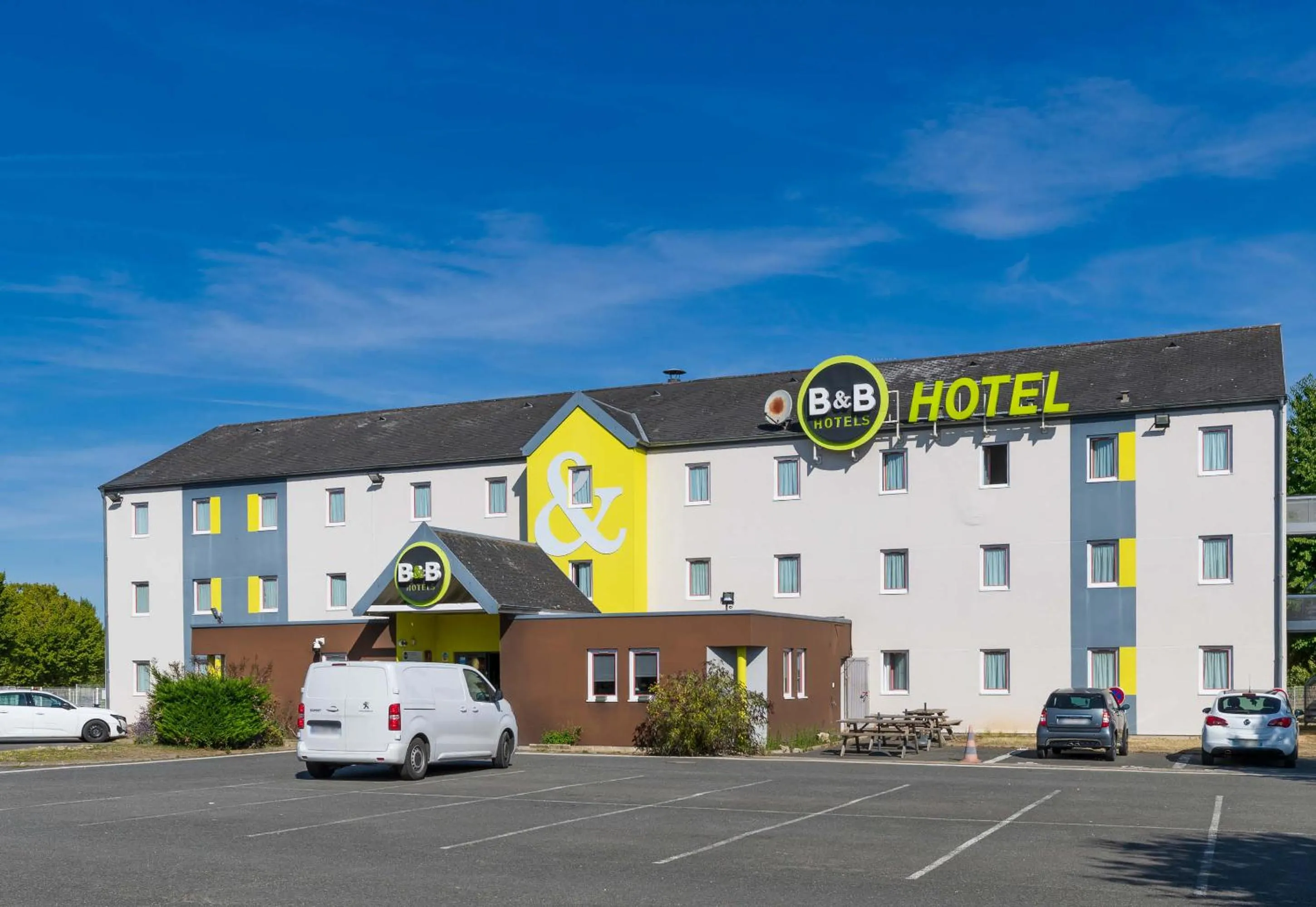 Property building in B&B HOTEL Bourges 1