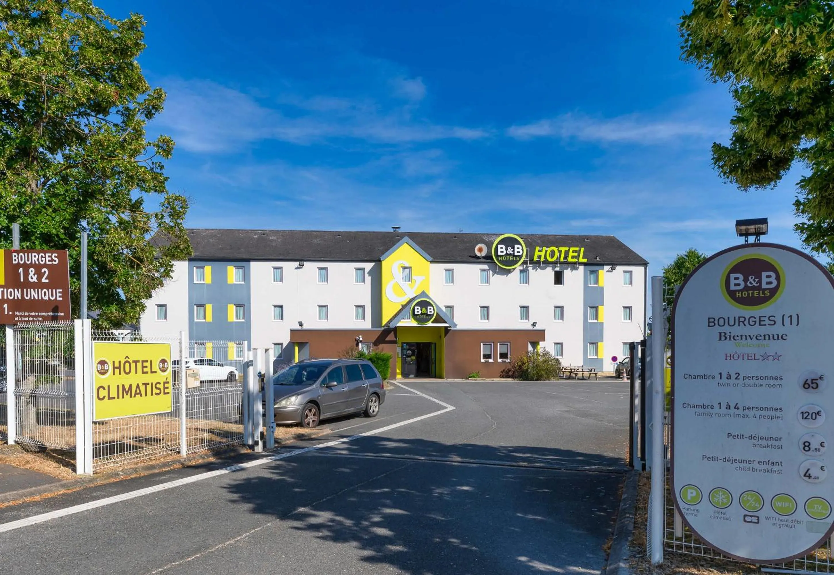 Facade/entrance in B&B HOTEL Bourges 1