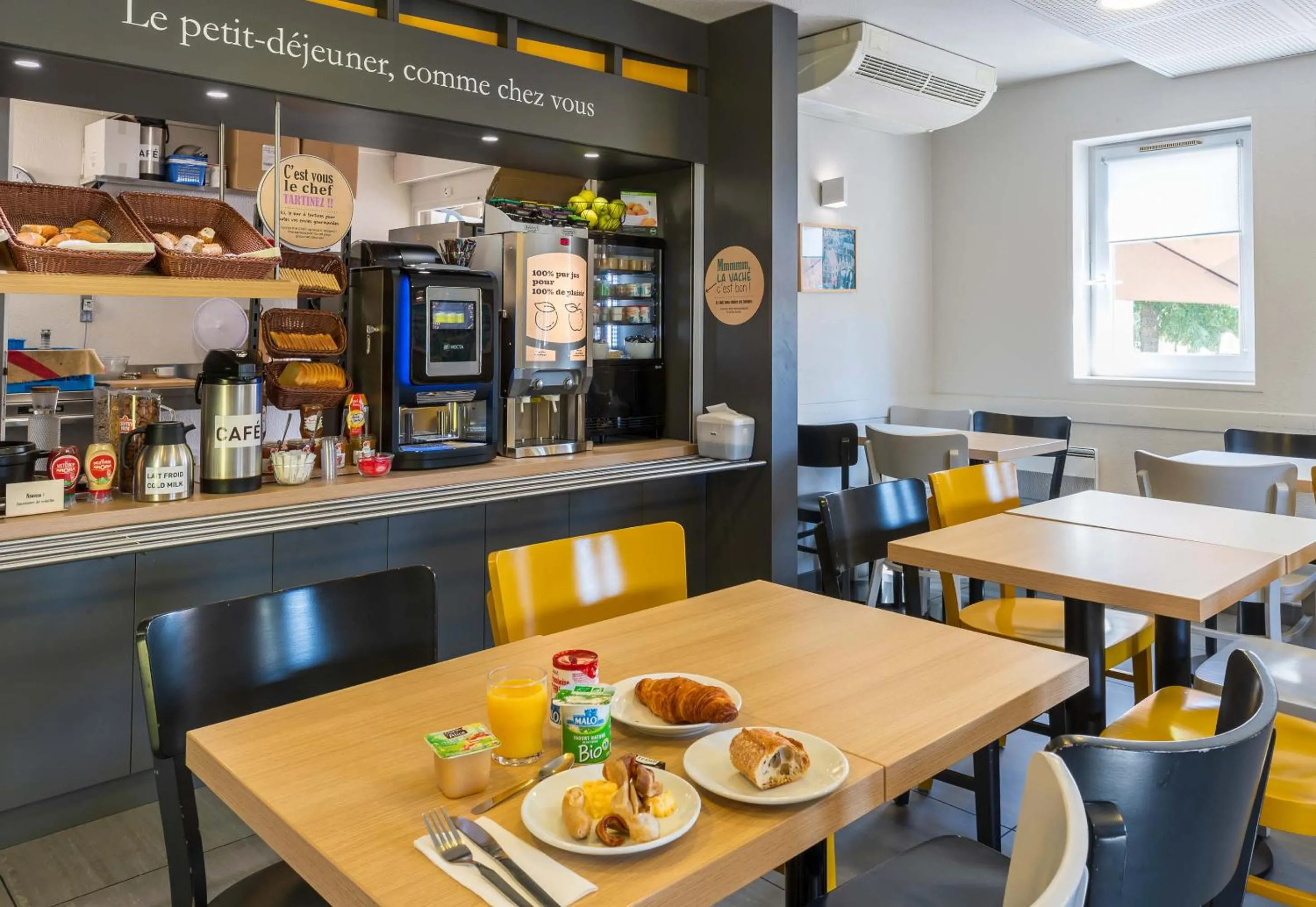 Buffet breakfast in B&B HOTEL Bourges 1