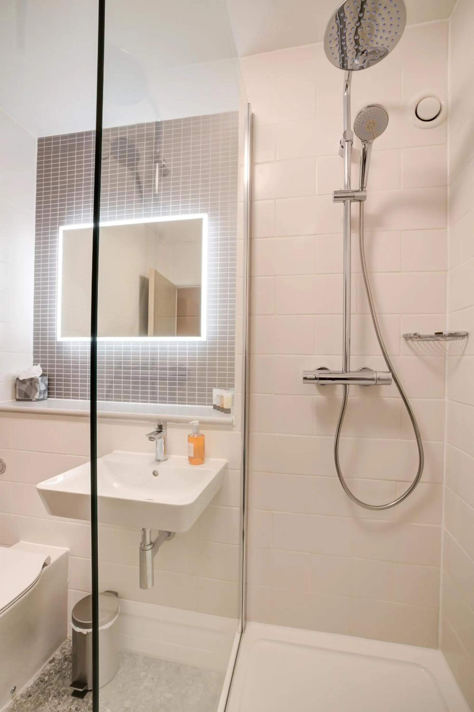 Shower in Warwick Conferences - Radcliffe