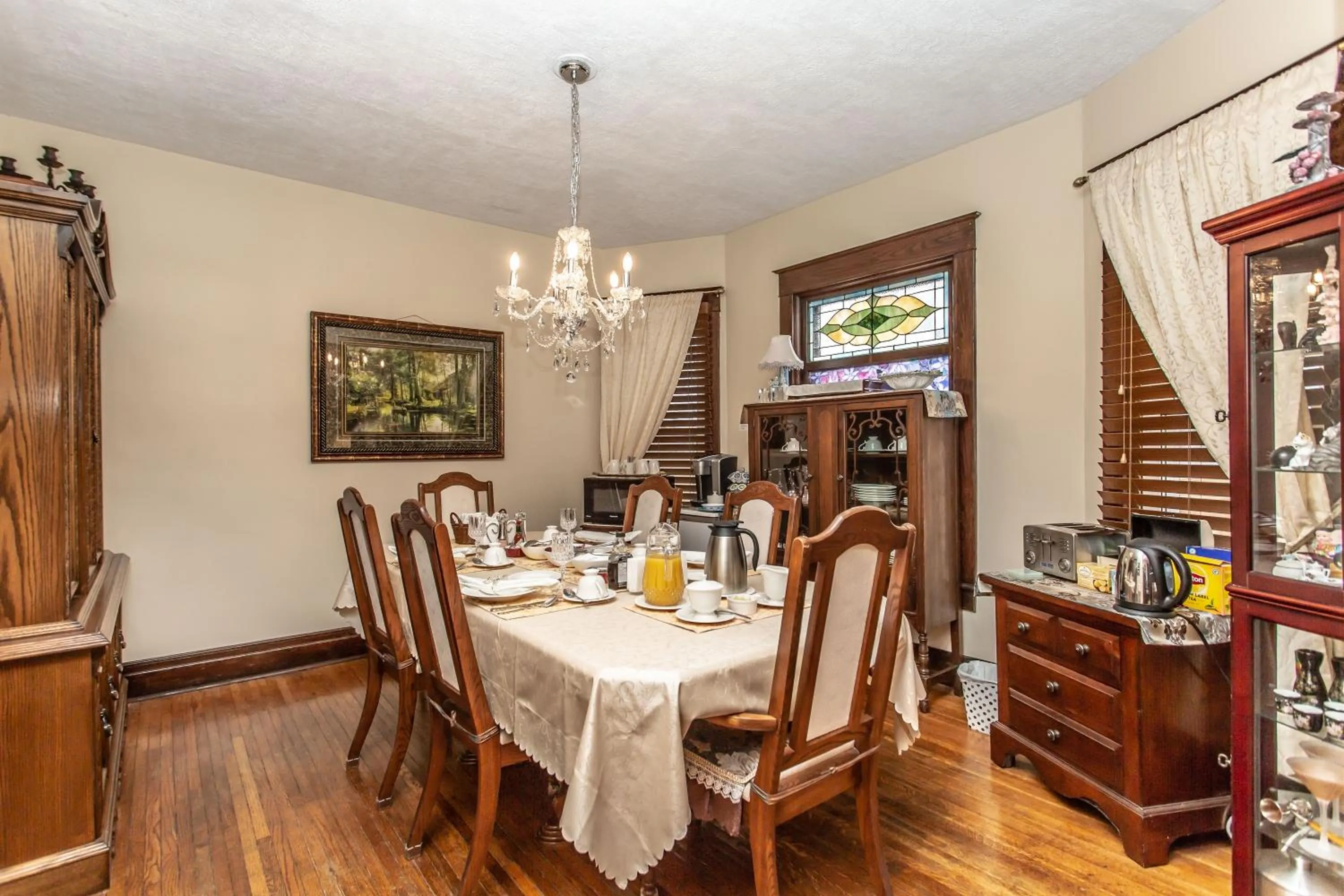 Restaurant/places to eat in Ambiance By The Falls B&B