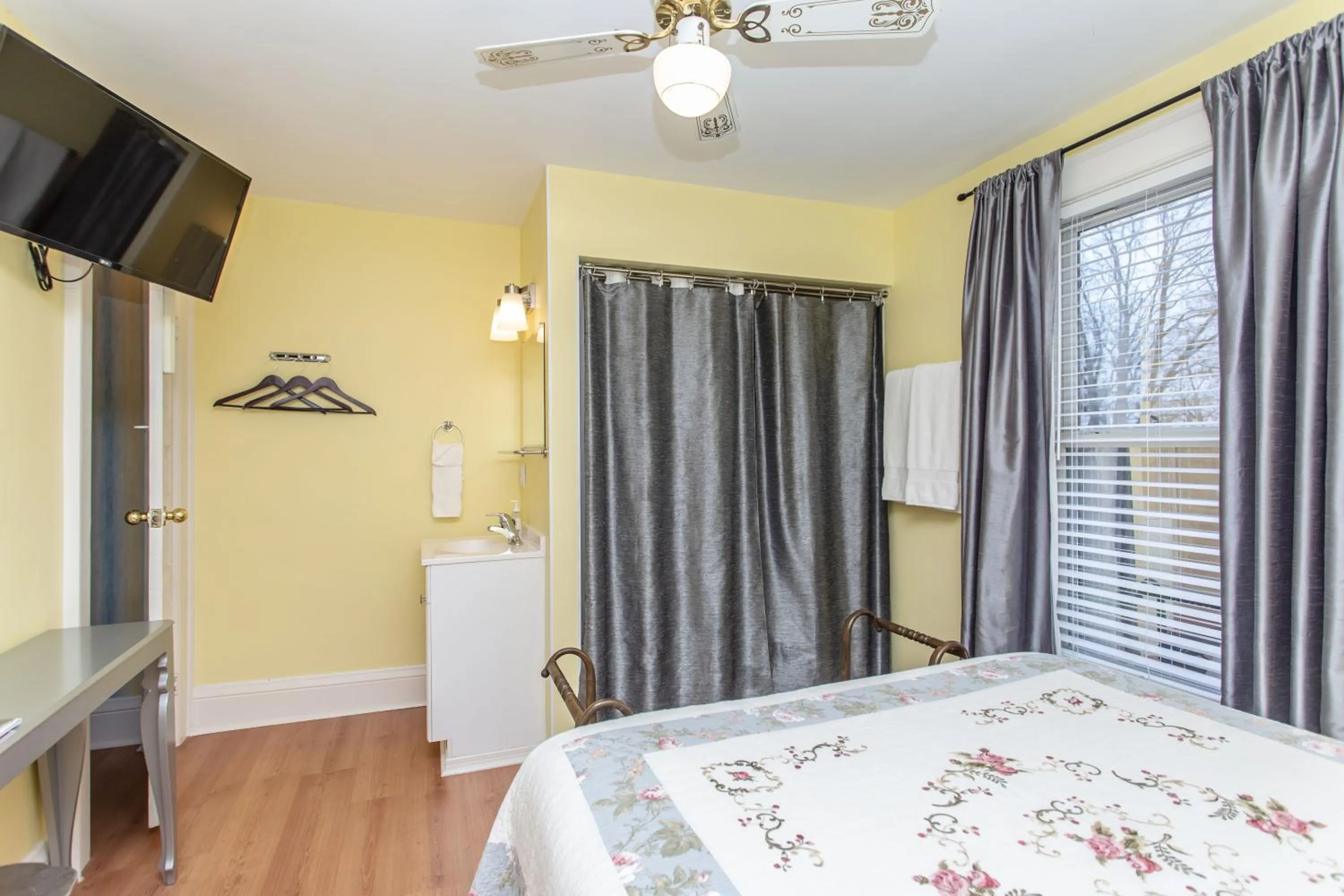 Shower, Bed in Ambiance By The Falls B&B