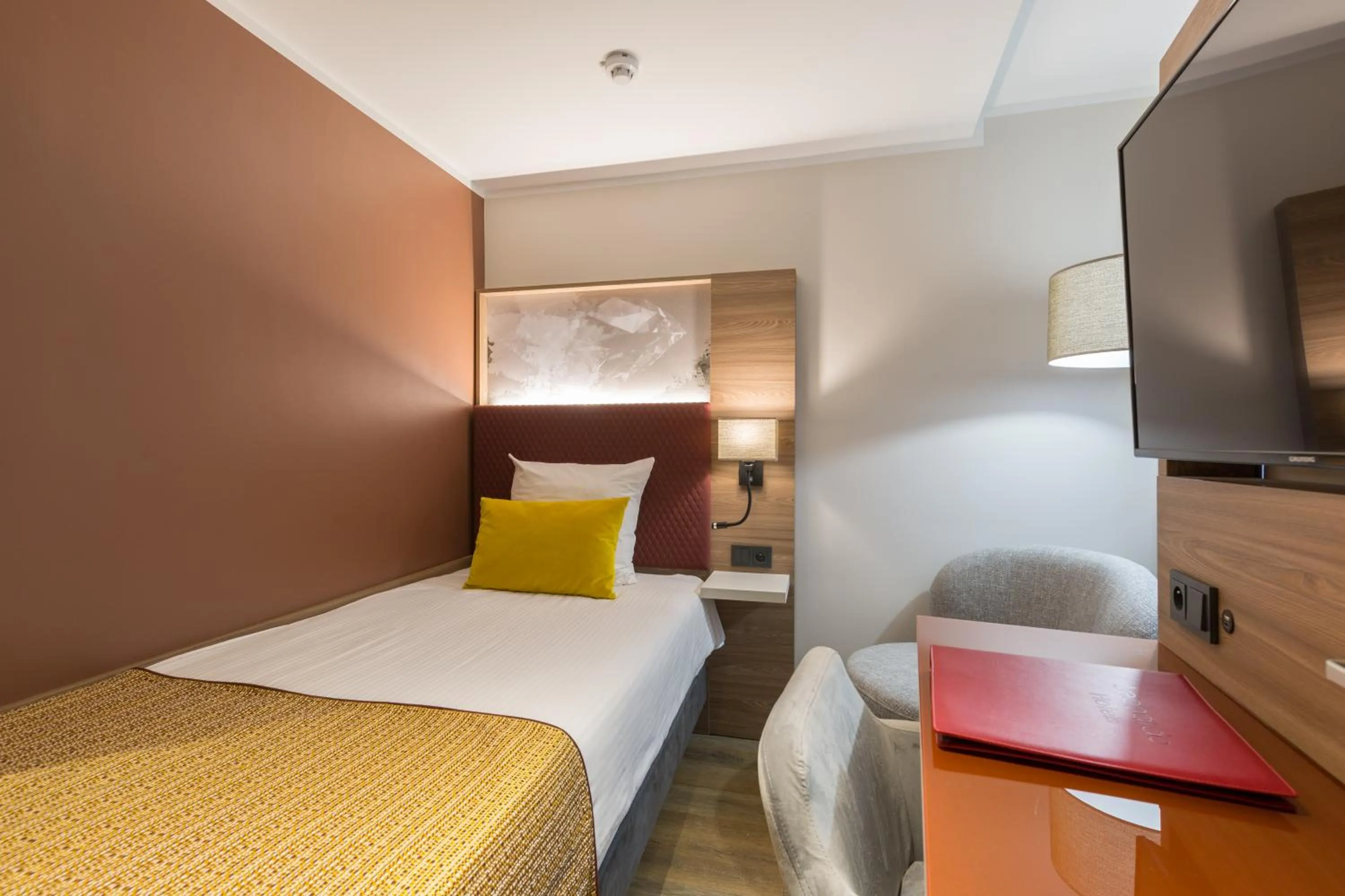 Bedroom, Bed in Leonardo Hotel Antwerpen